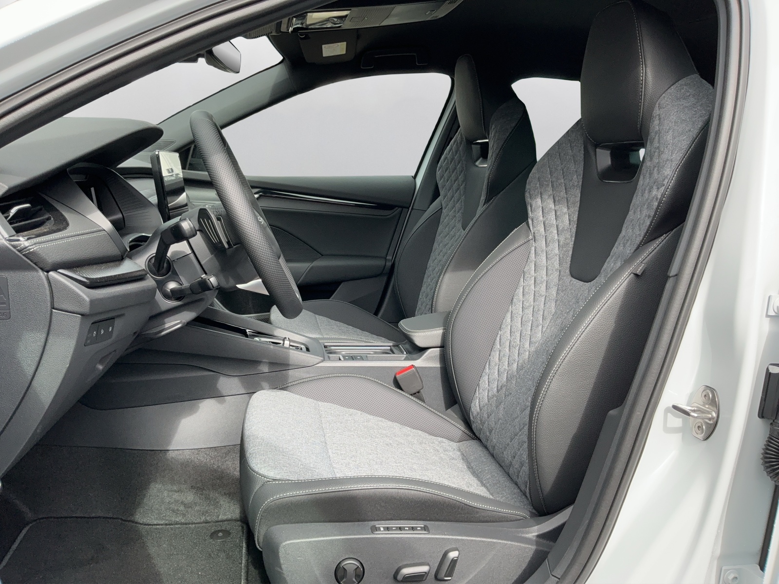 SKODA Octavia Combi 2.0 TSI DSG Dynamic 4x4-image-9