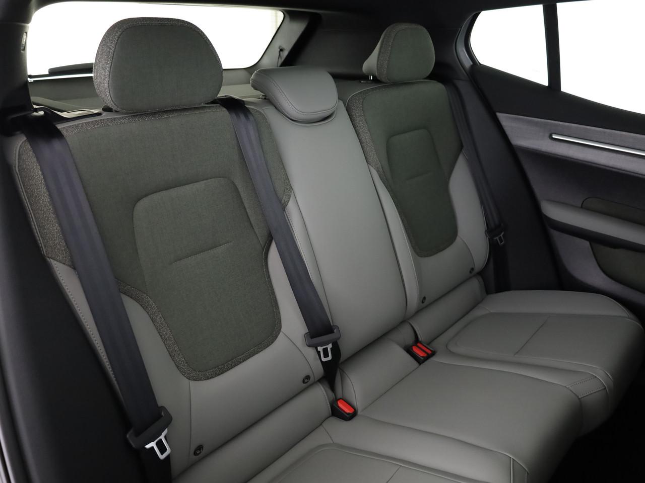 VOLVO EX30 CC P8 Ultra AWD-image-10