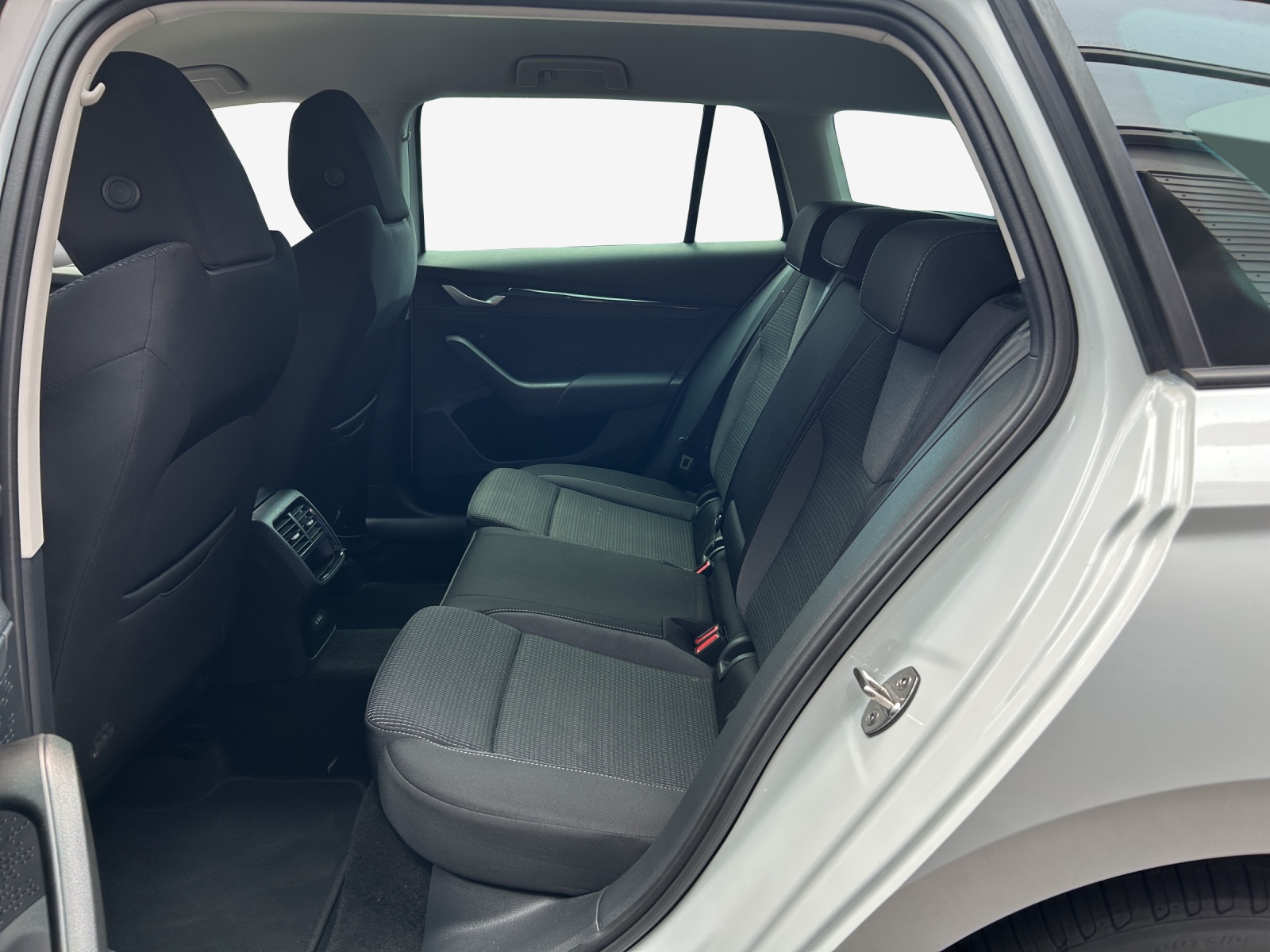 SKODA Octavia Combi 1.5 TSI mHEV DSG Dynamic-image-11