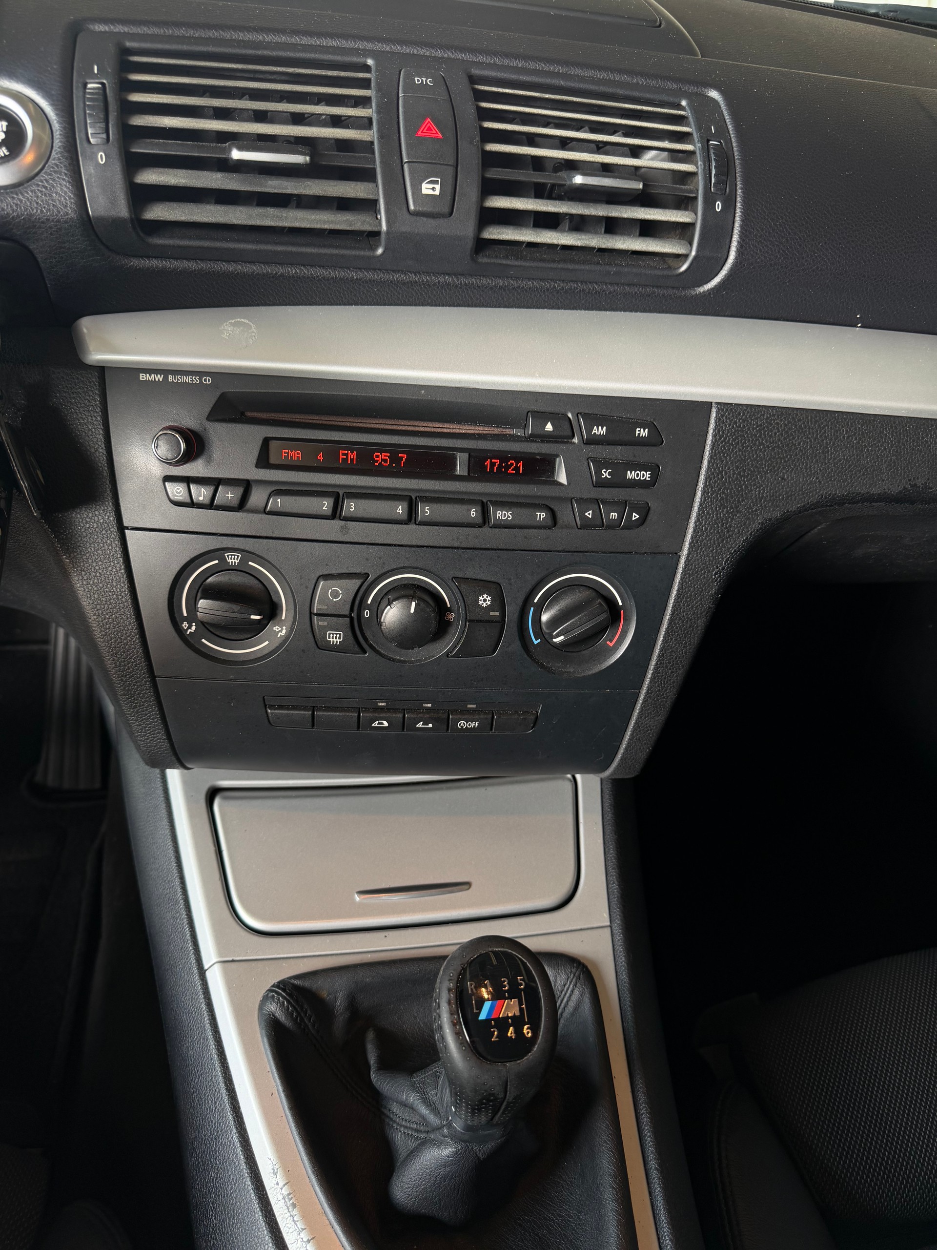 BMW 118i Cabrio-image-15