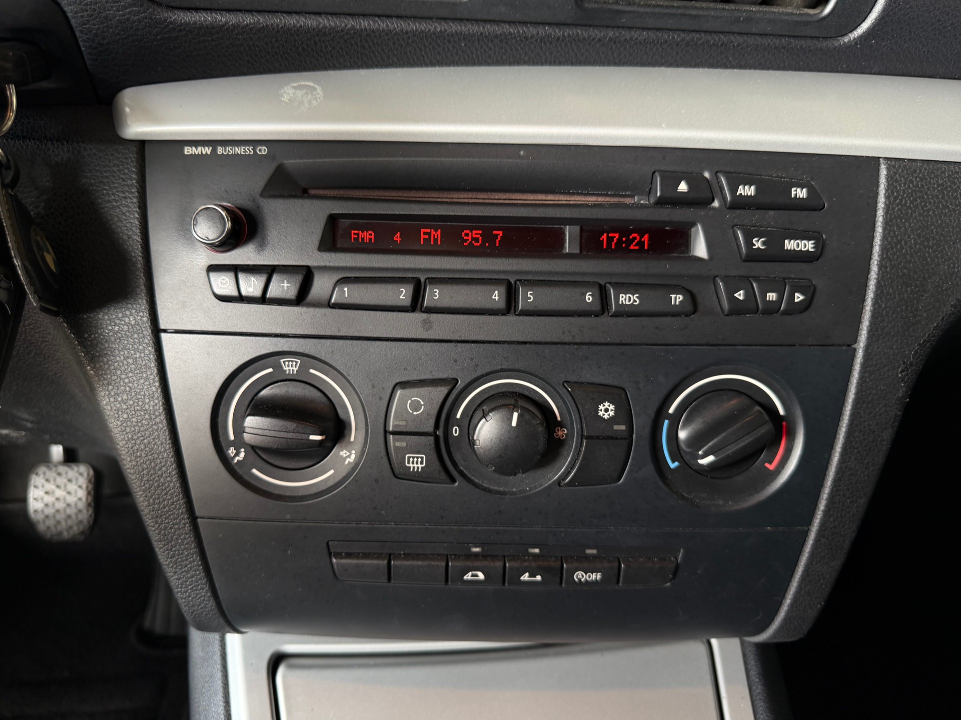 BMW 118i Cabrio-image-14