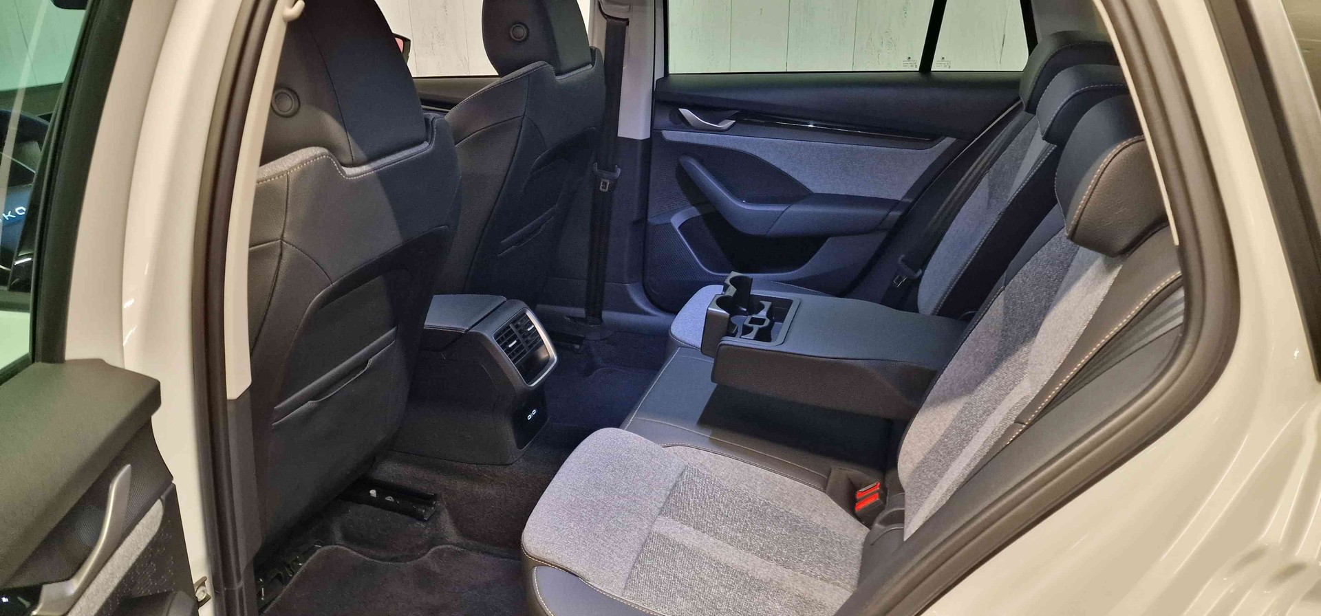 SKODA Octavia Combi 2.0 TDI DSG Selection-image-16