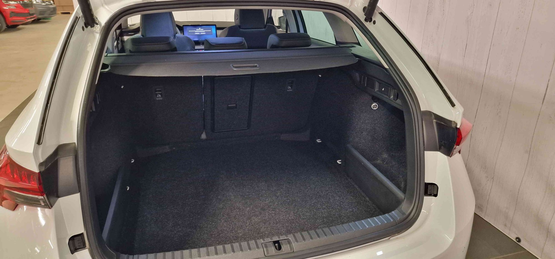 SKODA Octavia Combi 2.0 TDI DSG Selection-image-18