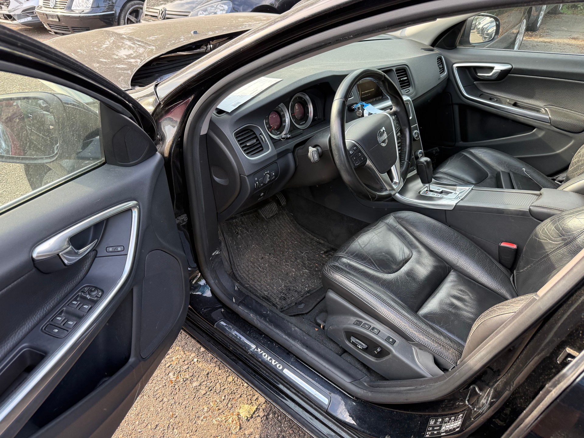 VOLVO V60 D3 Momentum Geartronic-image-9