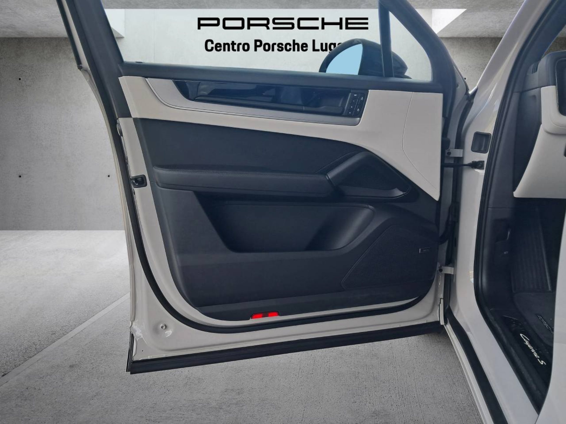 PORSCHE Cayenne S E-Hybrid Black Edition-image-23