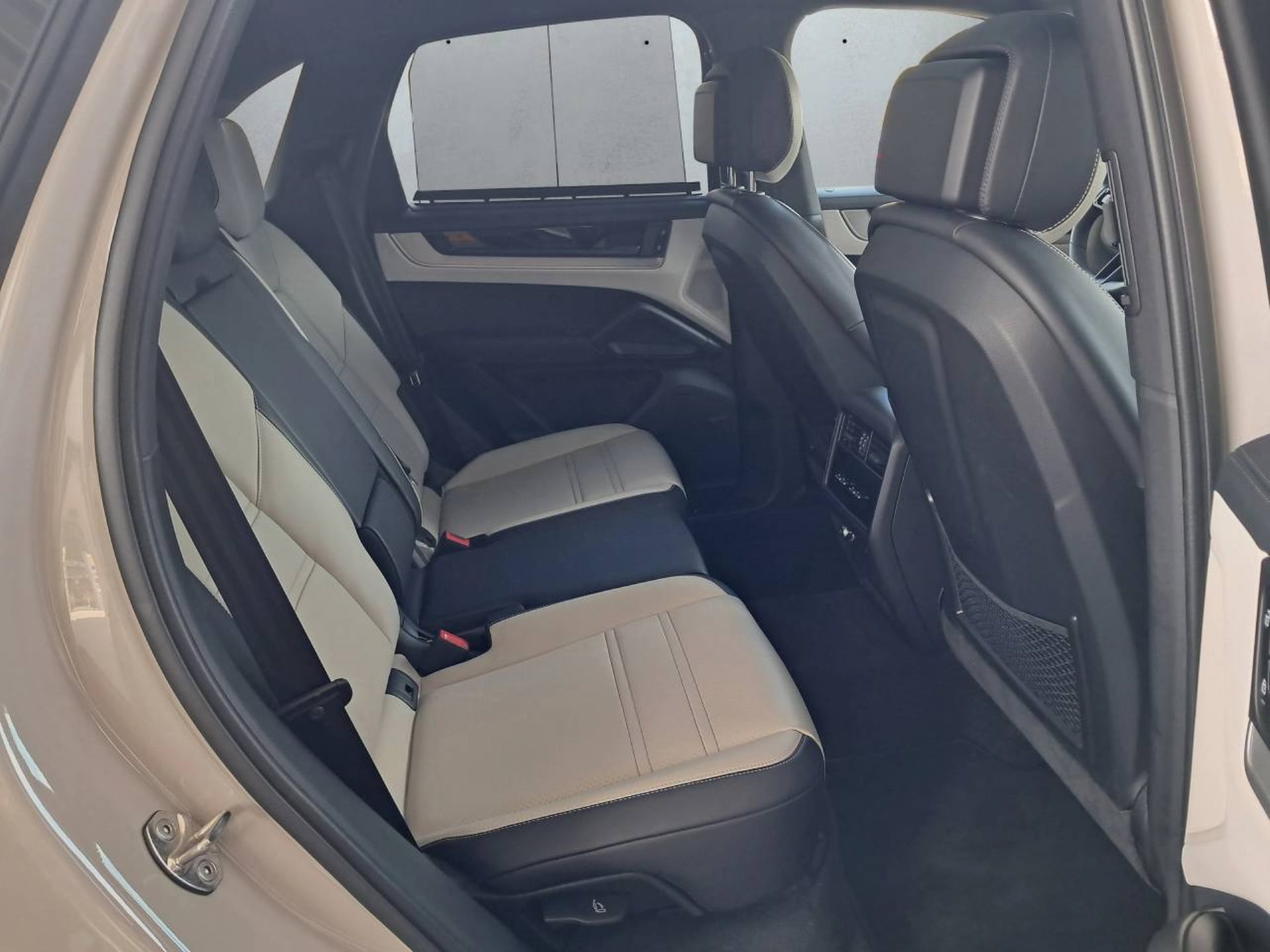 PORSCHE Cayenne S E-Hybrid Black Edition-image-16