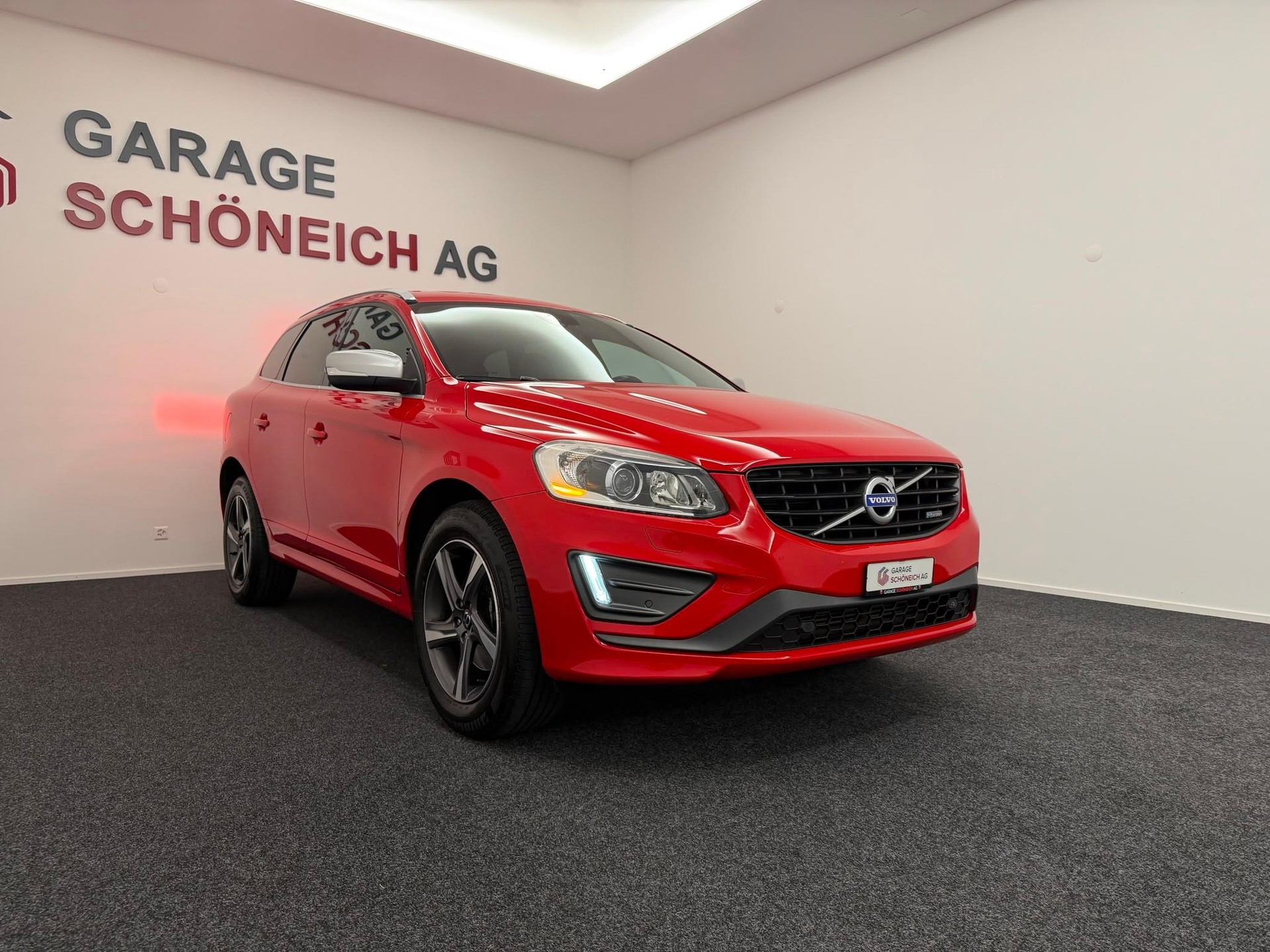 VOLVO XC60 2.4 D4 Momentum R-Design AWD-image-2