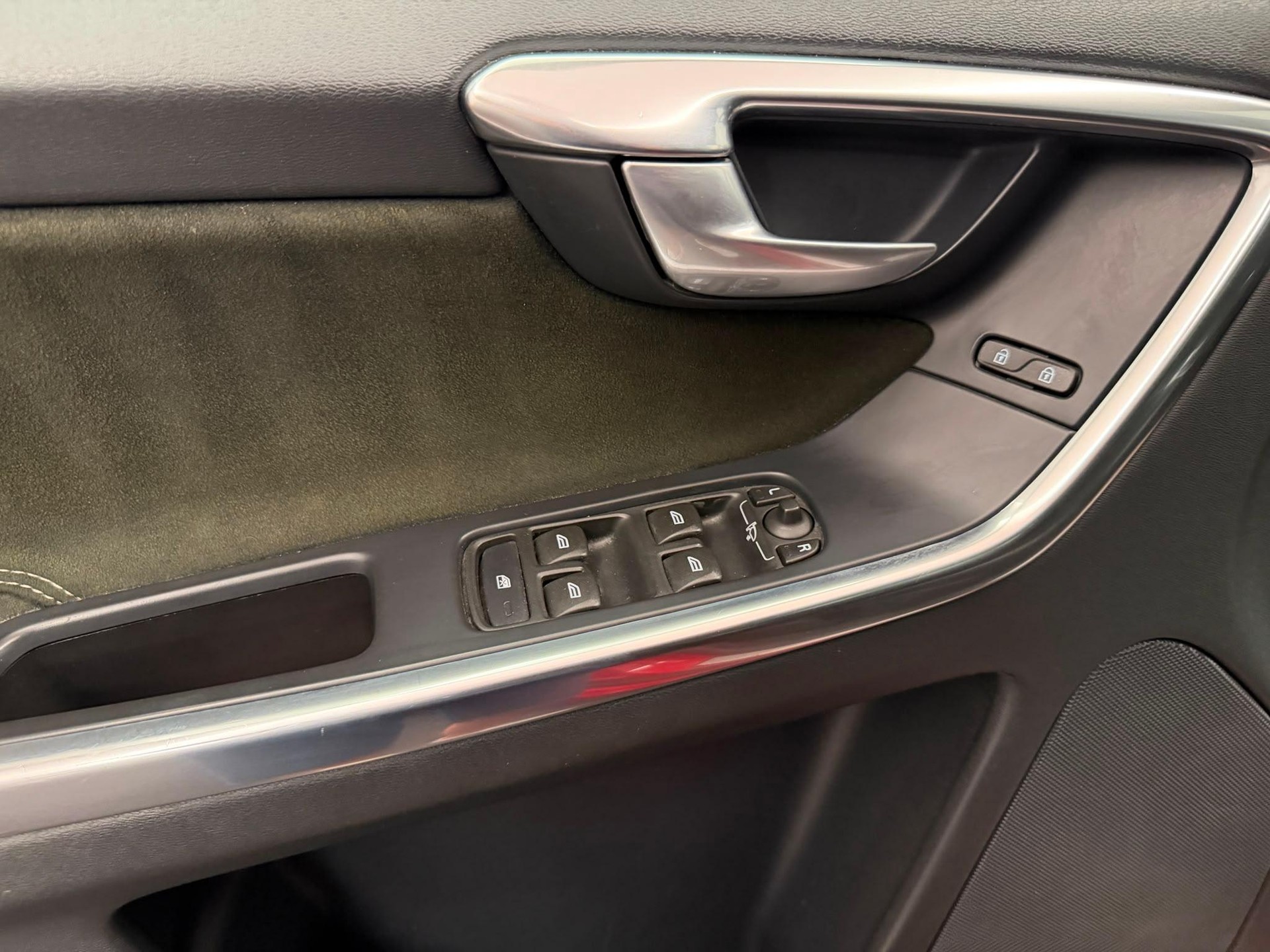 VOLVO XC60 2.4 D4 Momentum R-Design AWD-image-14