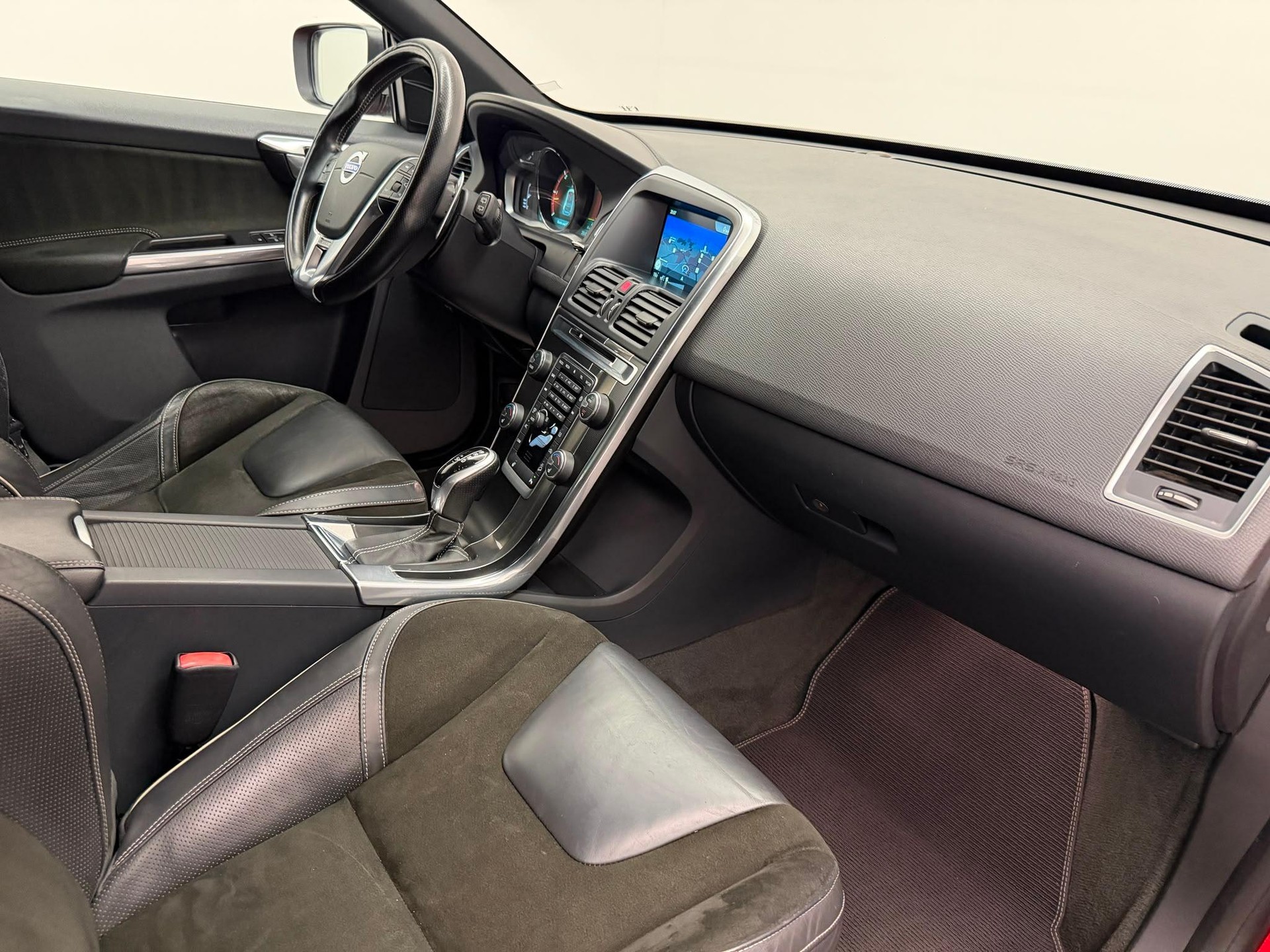 VOLVO XC60 2.4 D4 Momentum R-Design AWD-image-10