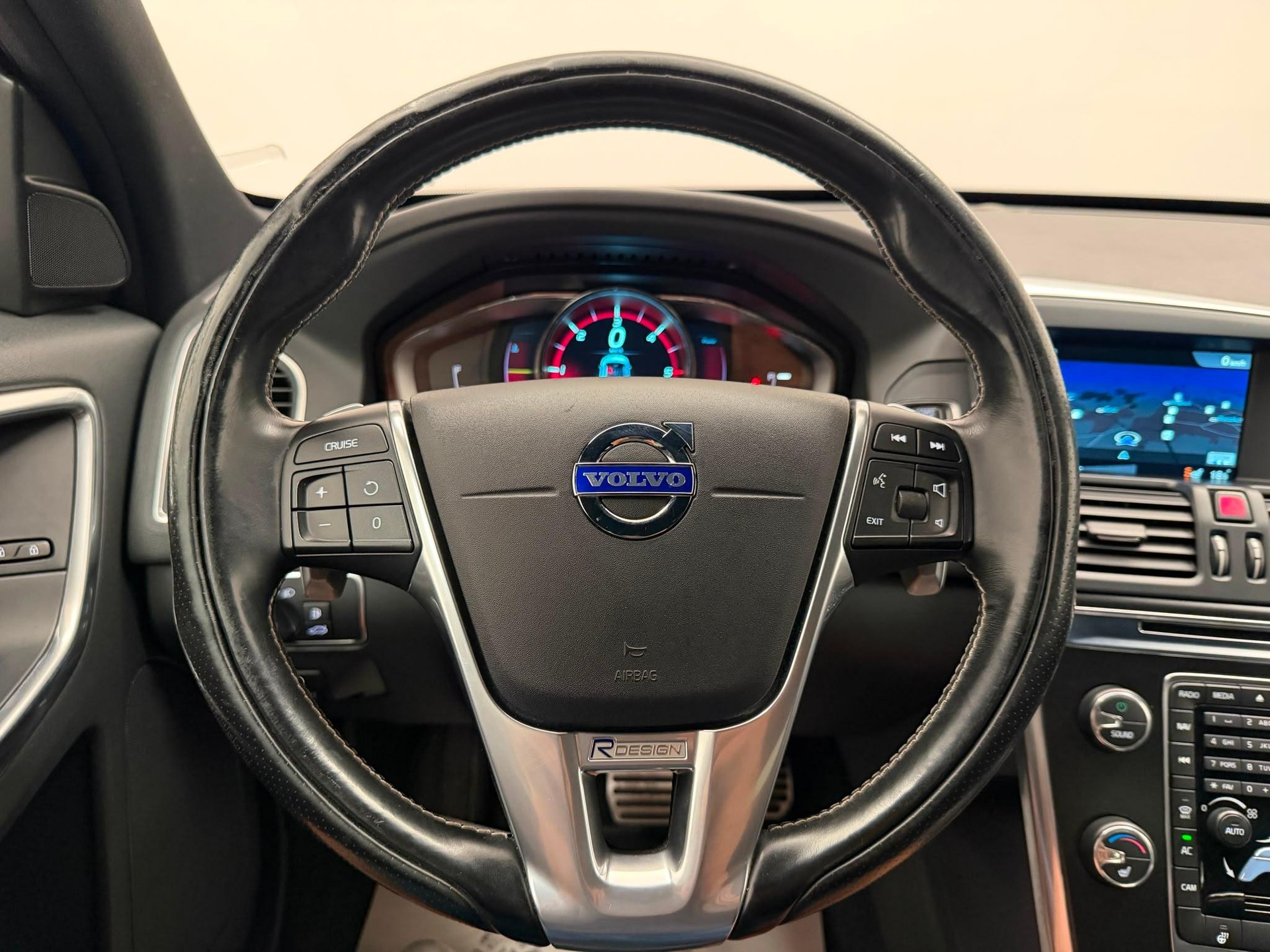 VOLVO XC60 2.4 D4 Momentum R-Design AWD-image-15