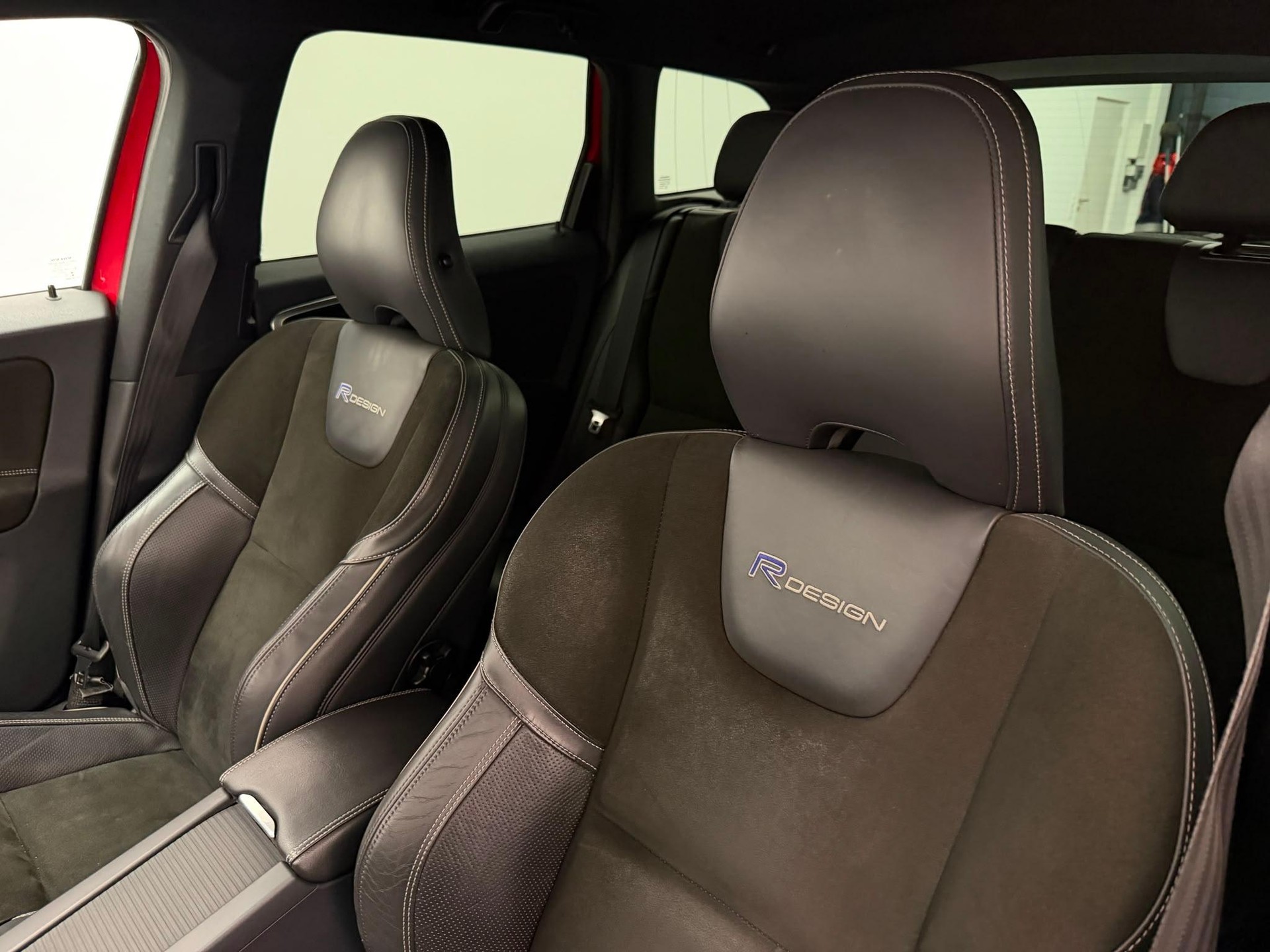 VOLVO XC60 2.4 D4 Momentum R-Design AWD-image-13