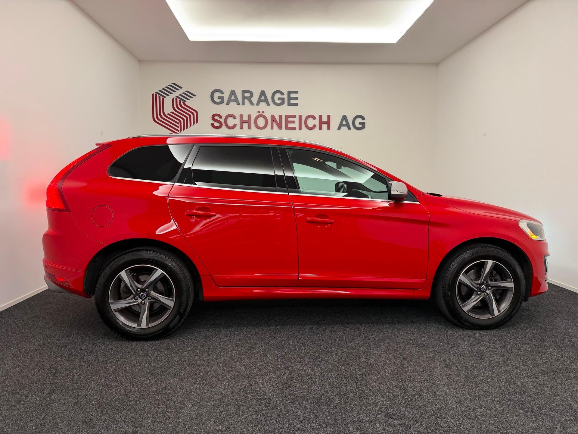 VOLVO XC60 2.4 D4 Momentum R-Design AWD-image-3