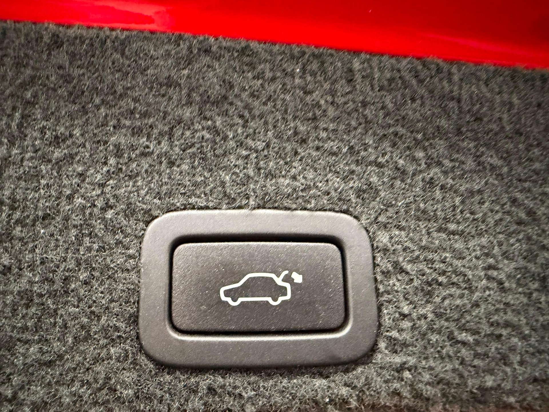 VOLVO XC60 2.4 D4 Momentum R-Design AWD-image-18