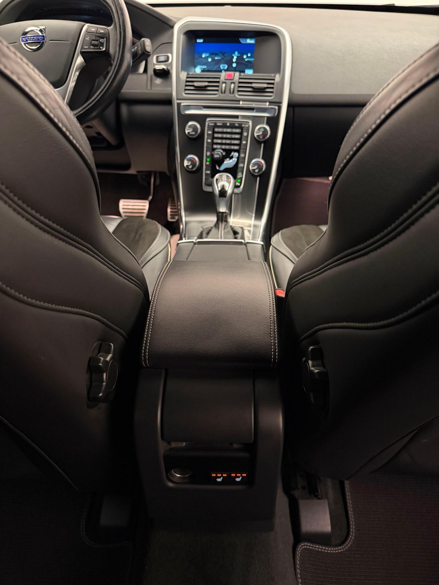 VOLVO XC60 2.4 D4 Momentum R-Design AWD-image-11