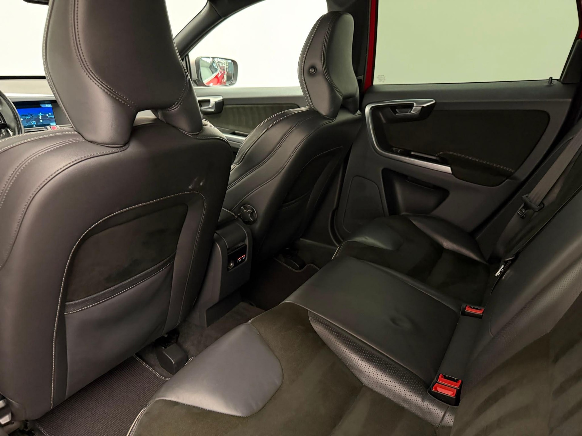 VOLVO XC60 2.4 D4 Momentum R-Design AWD-image-12