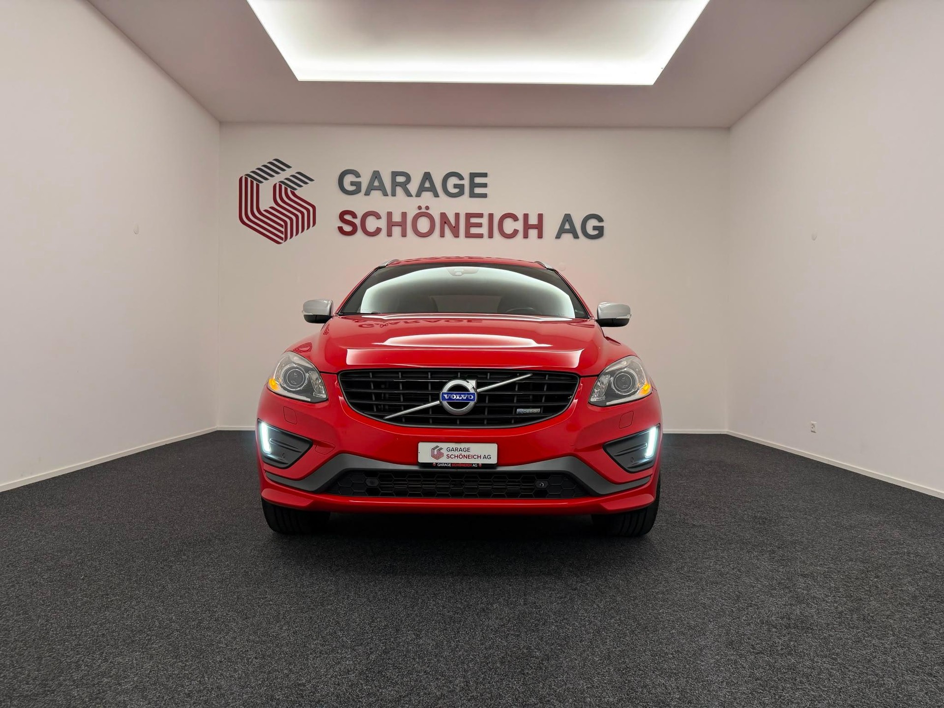 VOLVO XC60 2.4 D4 Momentum R-Design AWD-image-1