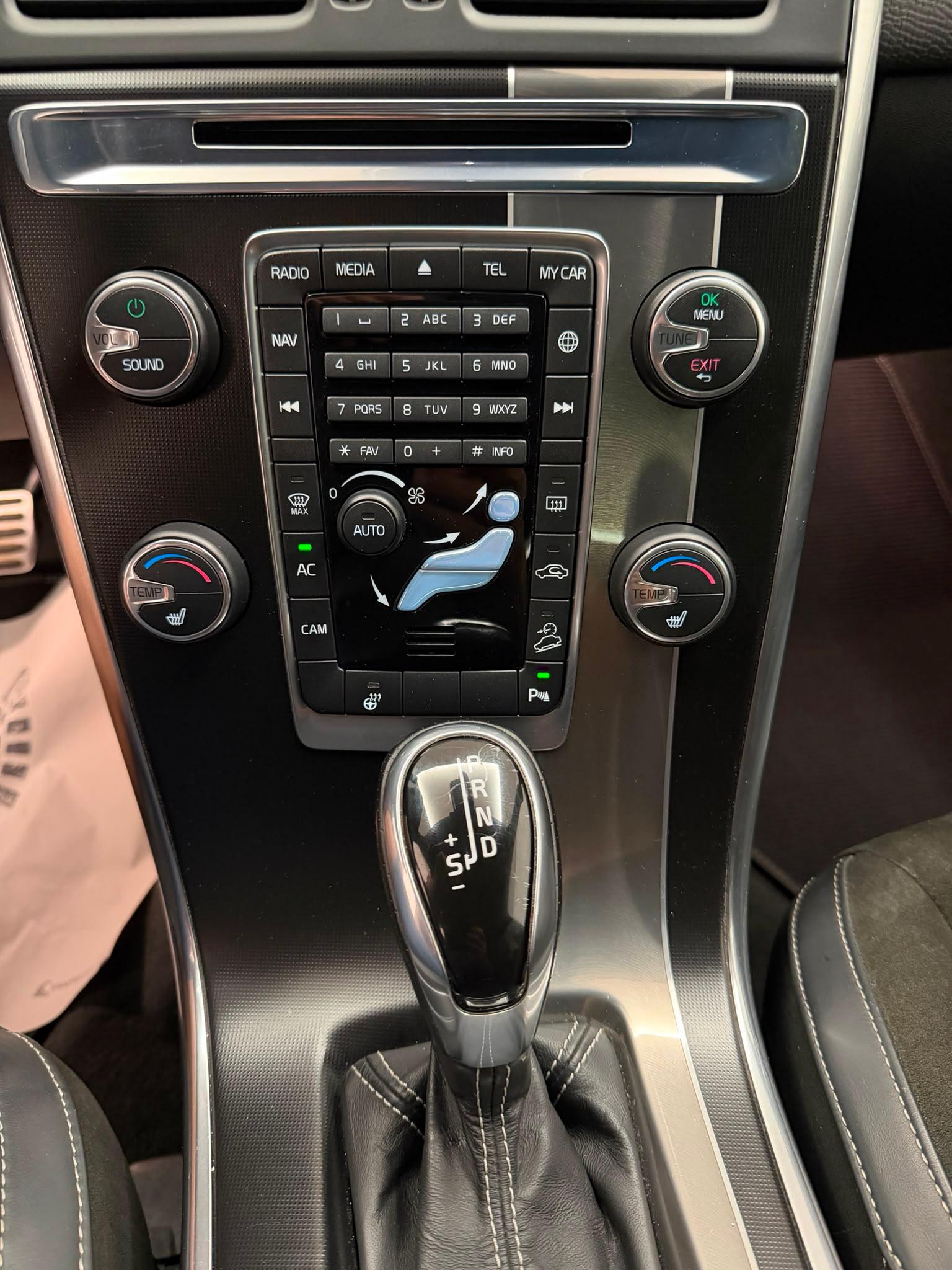 VOLVO XC60 2.4 D4 Momentum R-Design AWD-image-16
