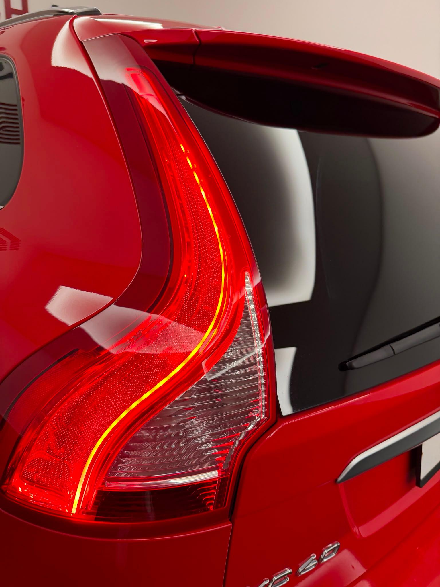 VOLVO XC60 2.4 D4 Momentum R-Design AWD-image-8