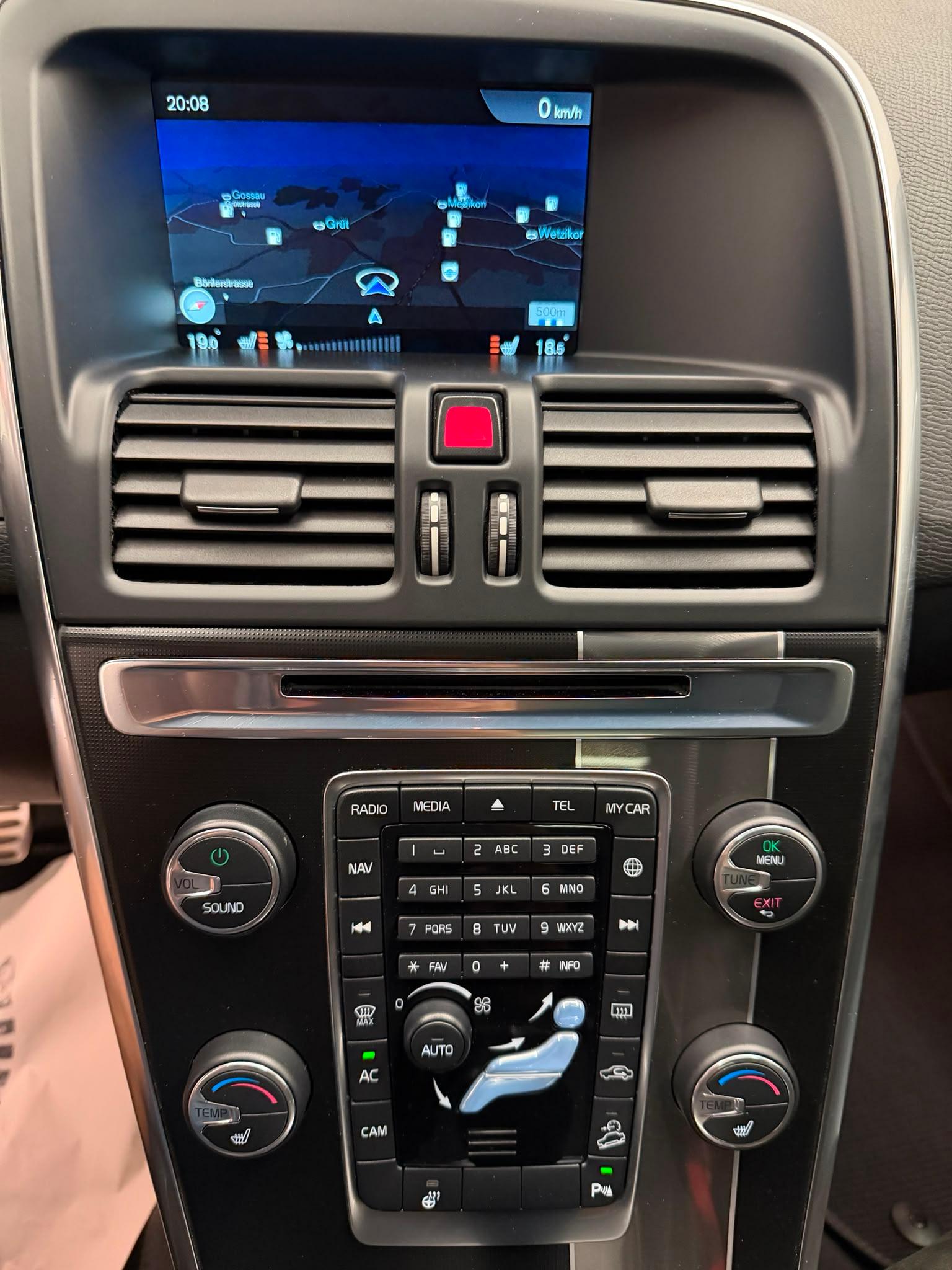 VOLVO XC60 2.4 D4 Momentum R-Design AWD-image-17