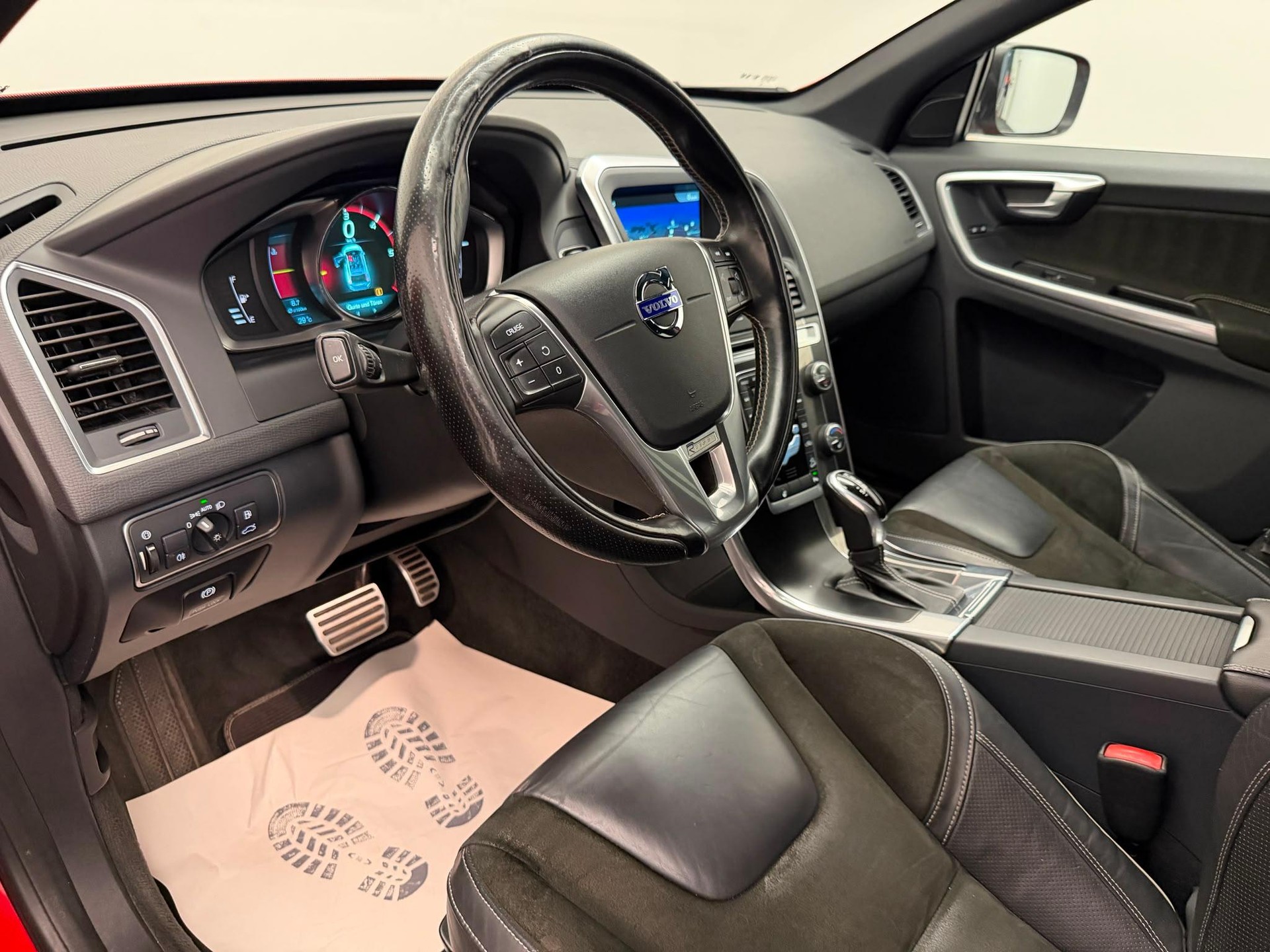 VOLVO XC60 2.4 D4 Momentum R-Design AWD-image-9