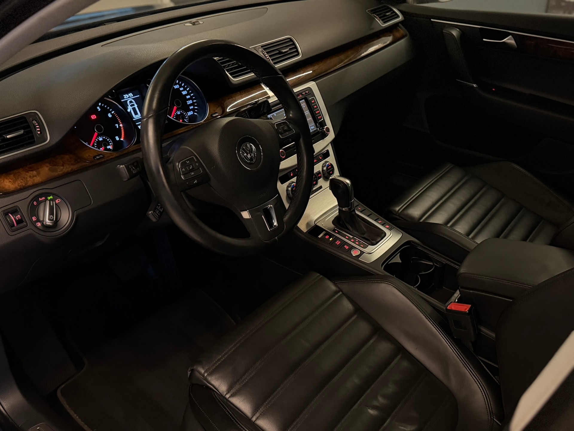 VW Passat Variant 2.0 TSI Highline DSG-image-8