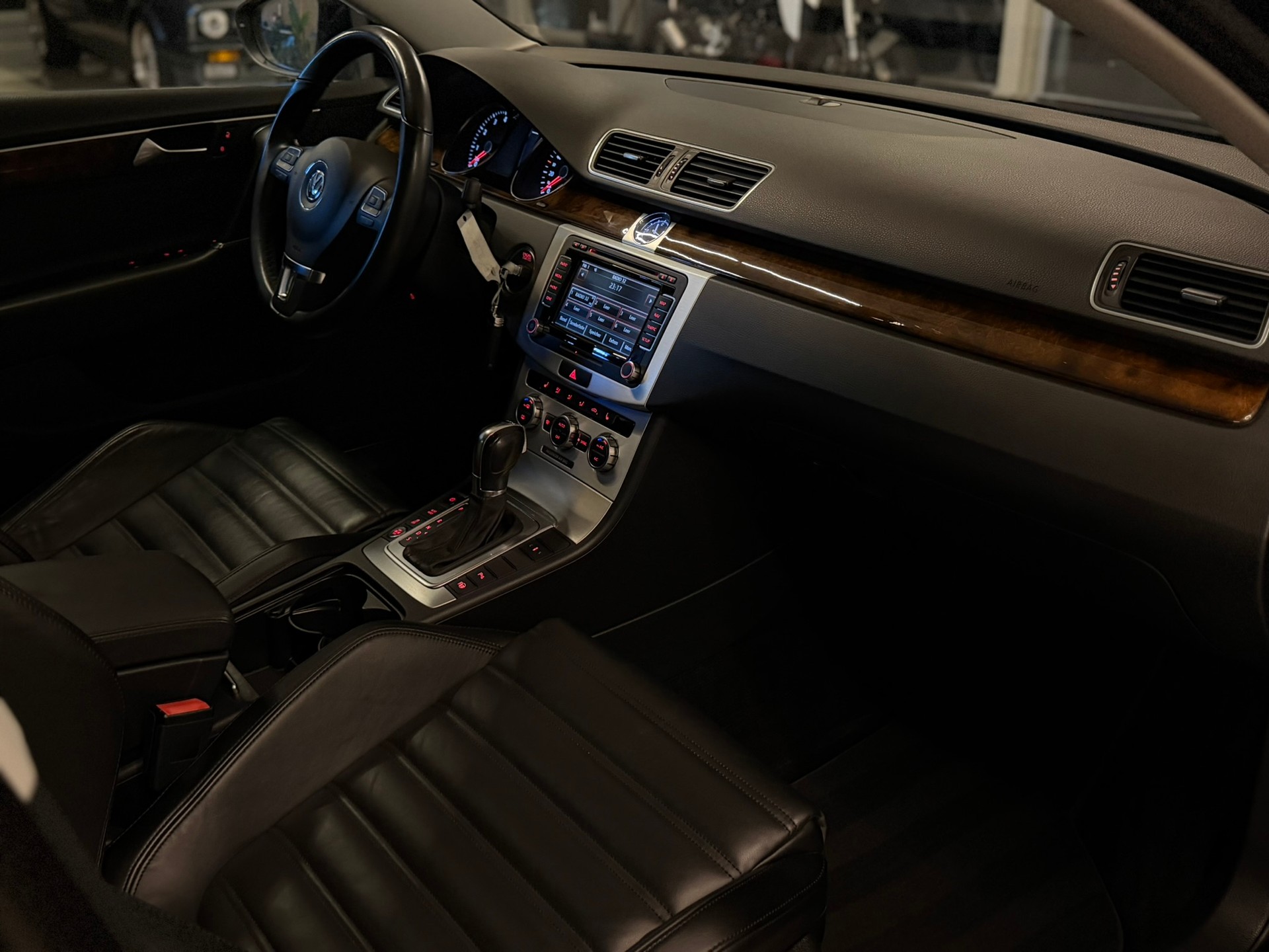VW Passat Variant 2.0 TSI Highline DSG-image-12