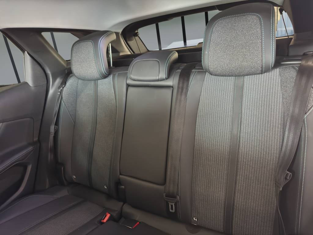 PEUGEOT 3008 1.2 PureTech Allure Pack EAT8-image-8