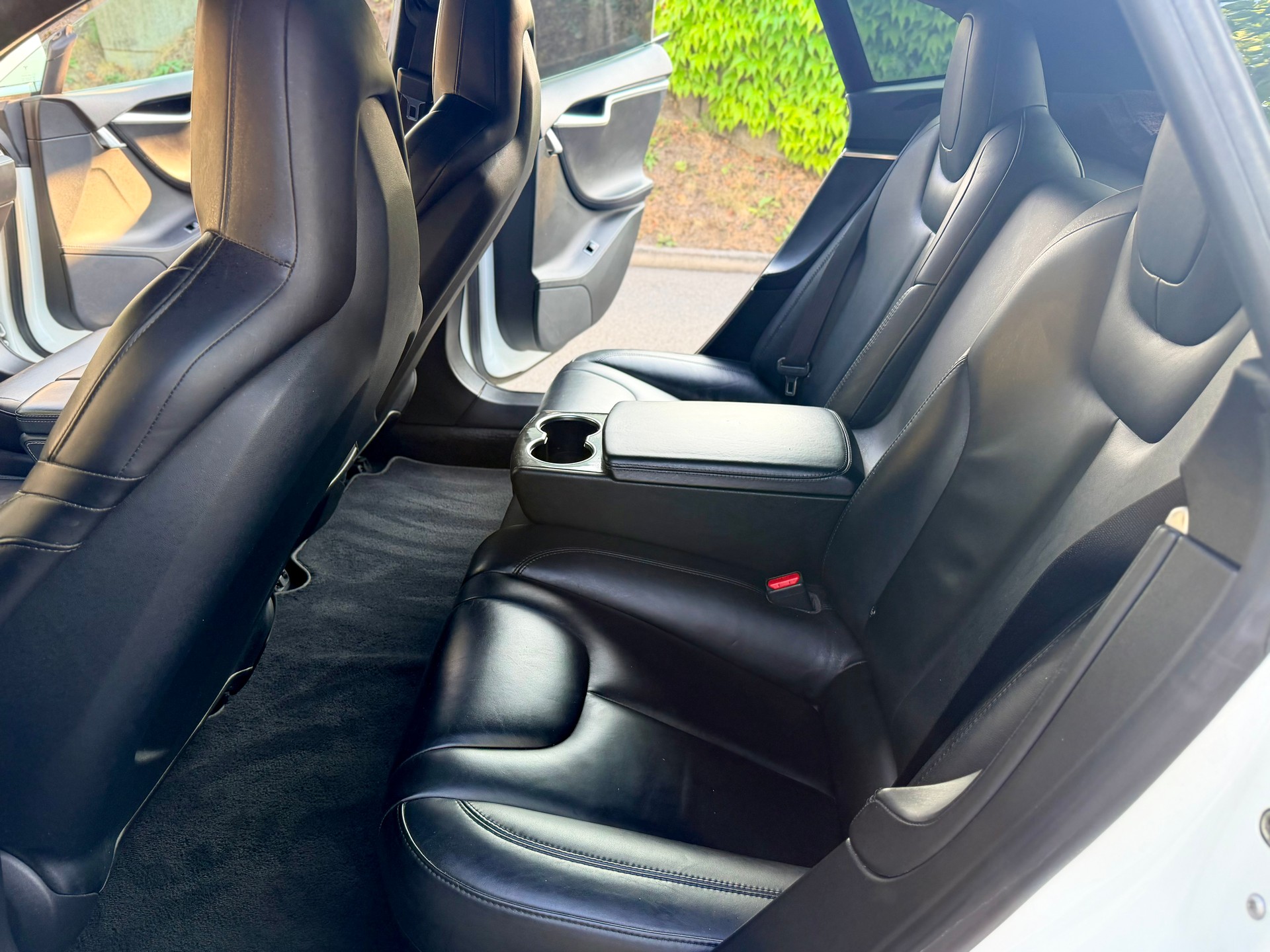 TESLA Model S 85 D Performance-image-11