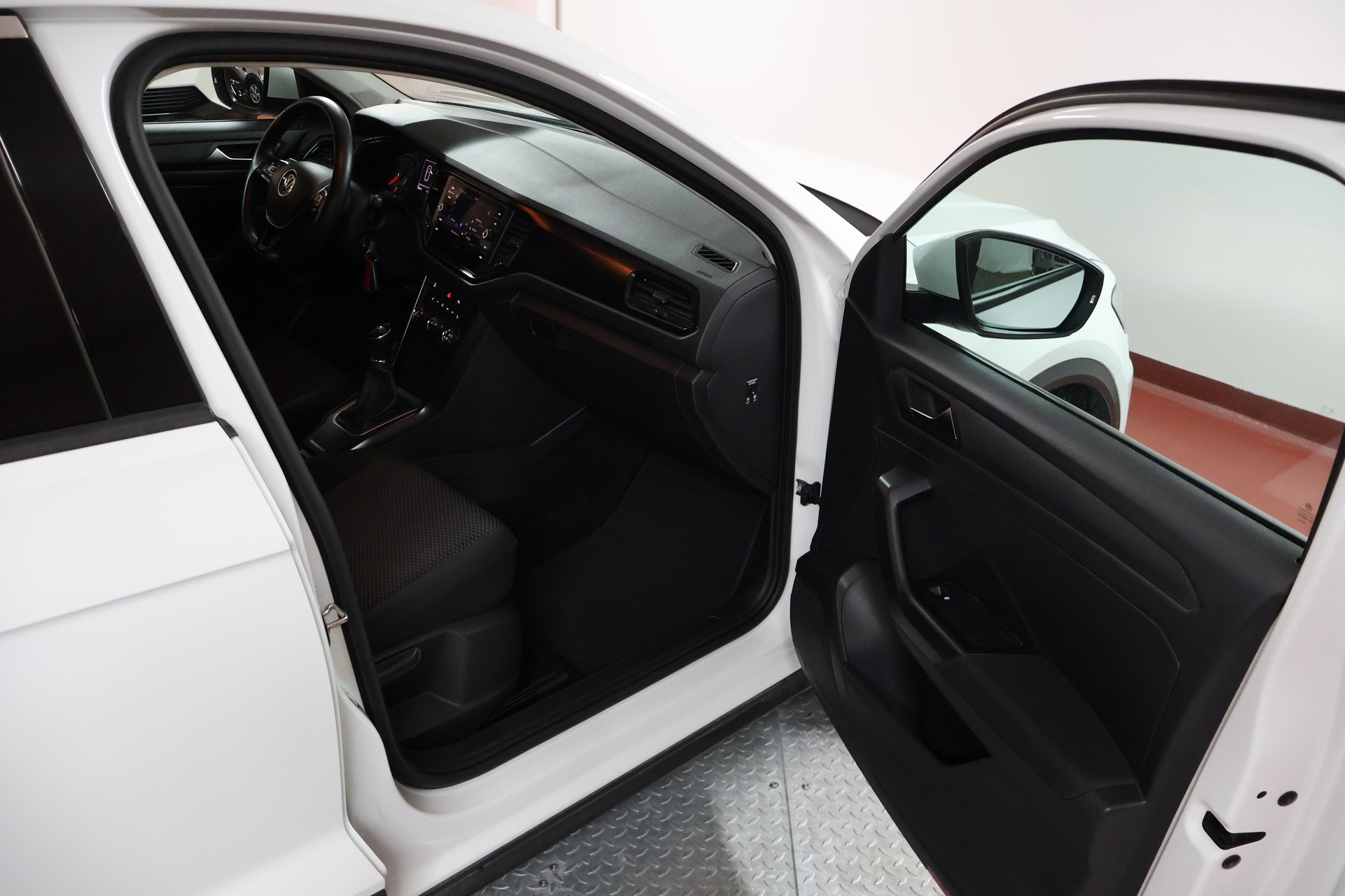VW T-Roc 1.0 TSI Advance-image-12