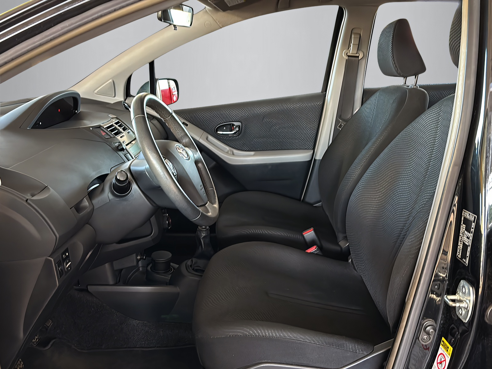TOYOTA Yaris 1.33 VVT-i Linea Luna-image-2