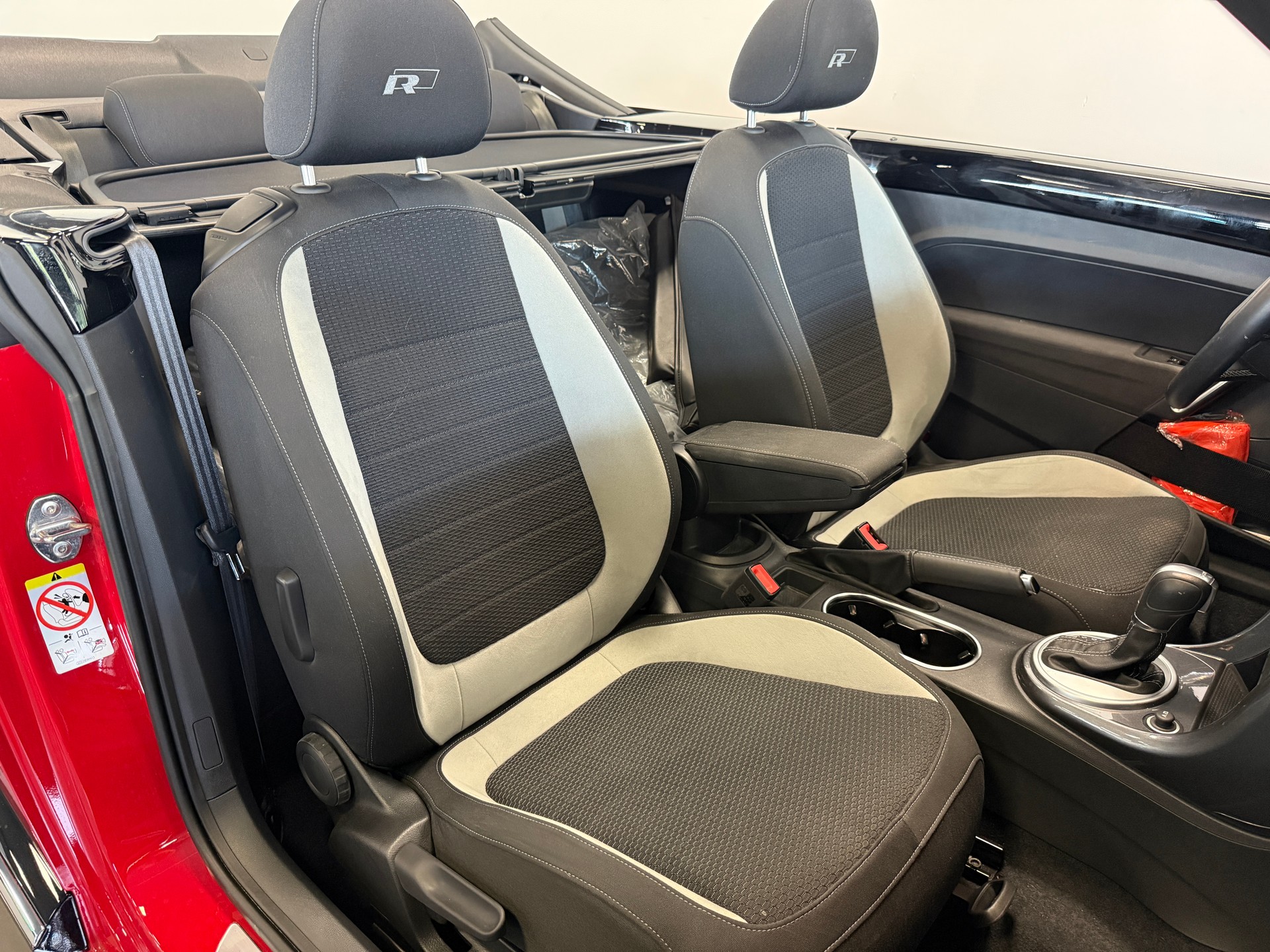 VW Beetle Cabriolet 2.0 TSI BMT R-Line DSG-image-10