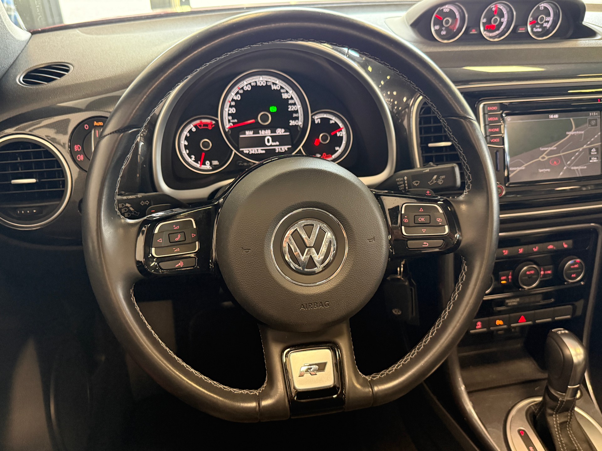 VW Beetle Cabriolet 2.0 TSI BMT R-Line DSG-image-8
