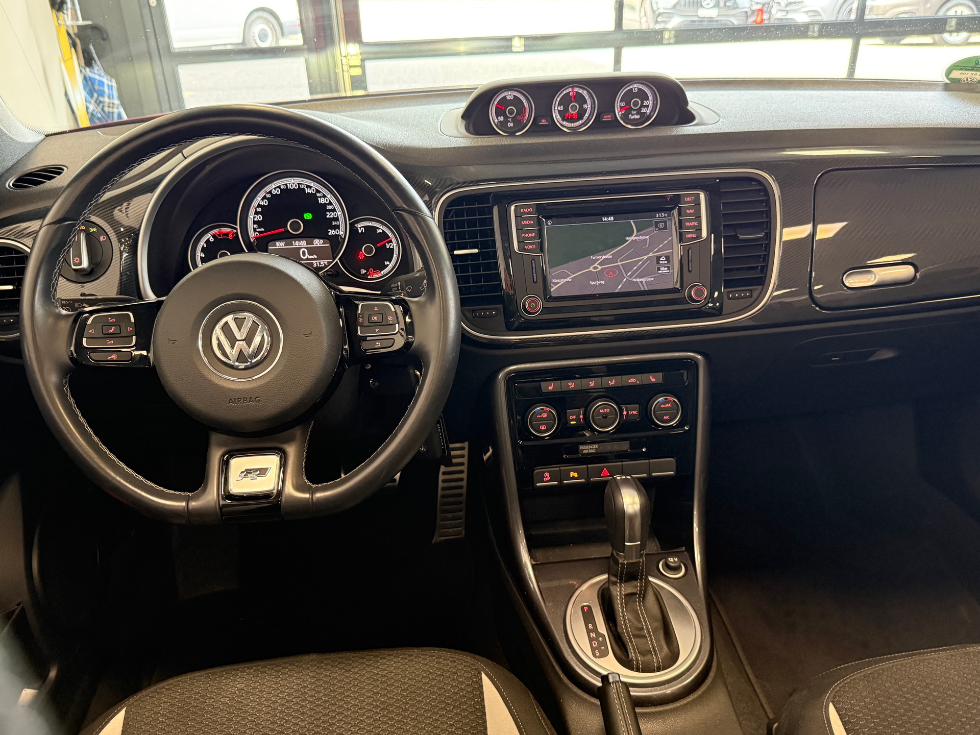 VW Beetle Cabriolet 2.0 TSI BMT R-Line DSG-image-7
