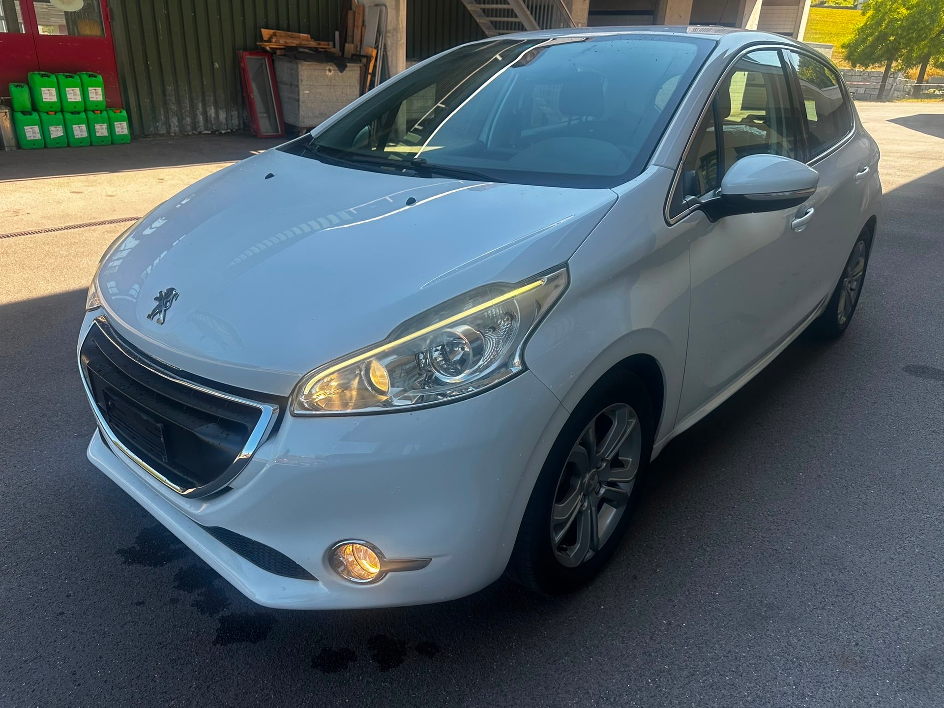 PEUGEOT 208 1.2 THP Allure-image-0