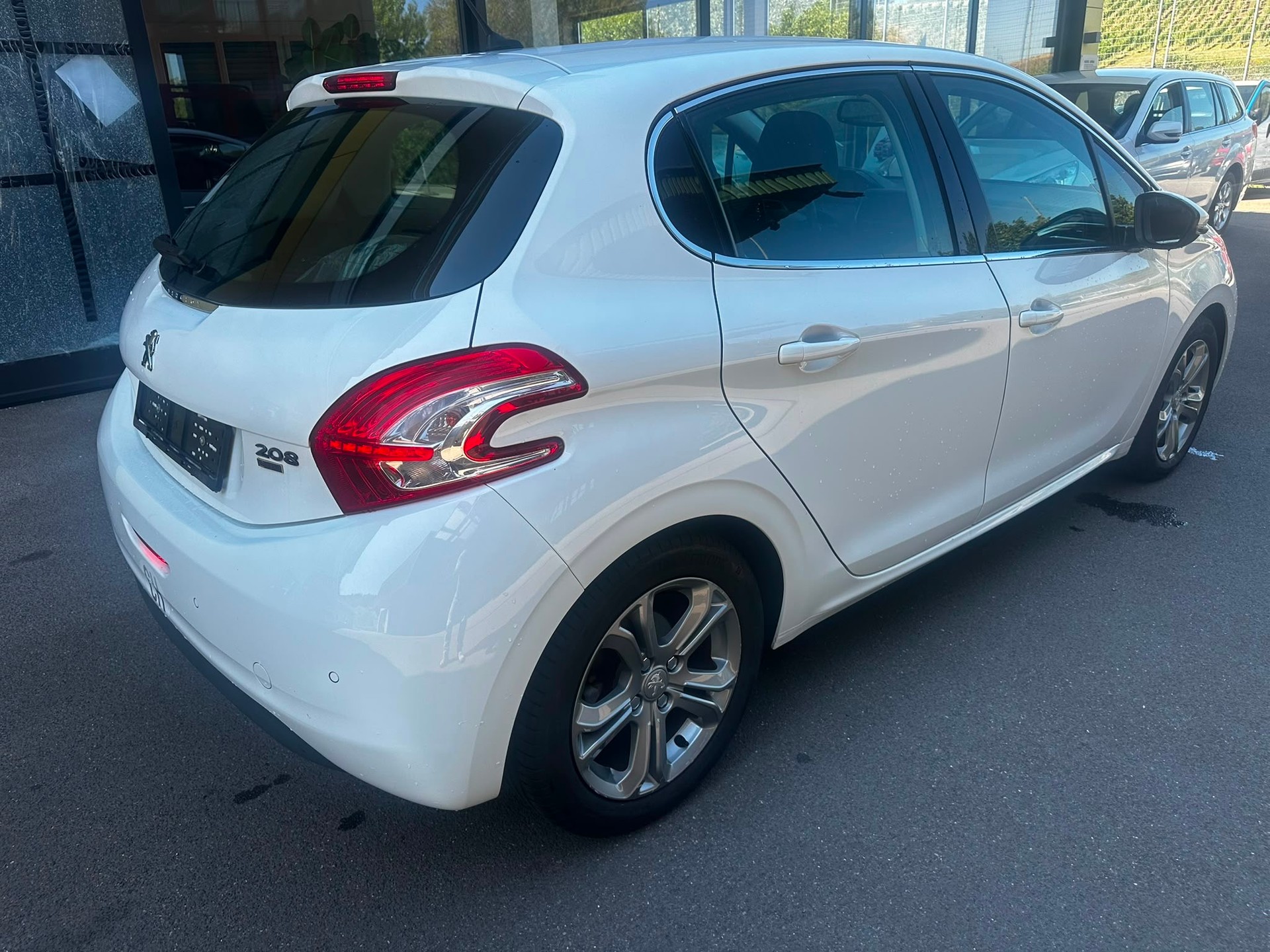 PEUGEOT 208 1.2 THP Allure-image-2