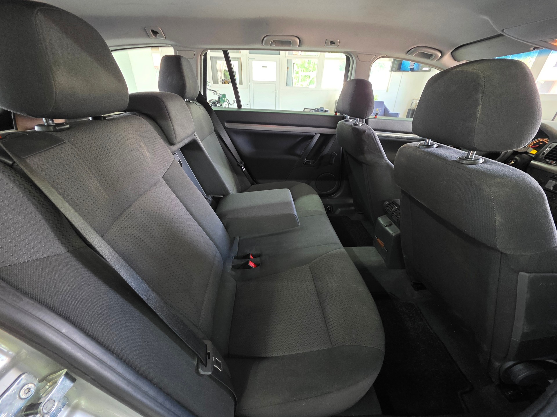 OPEL Vectra Caravan 1.9 CDTi 16V Cosmo-image-12
