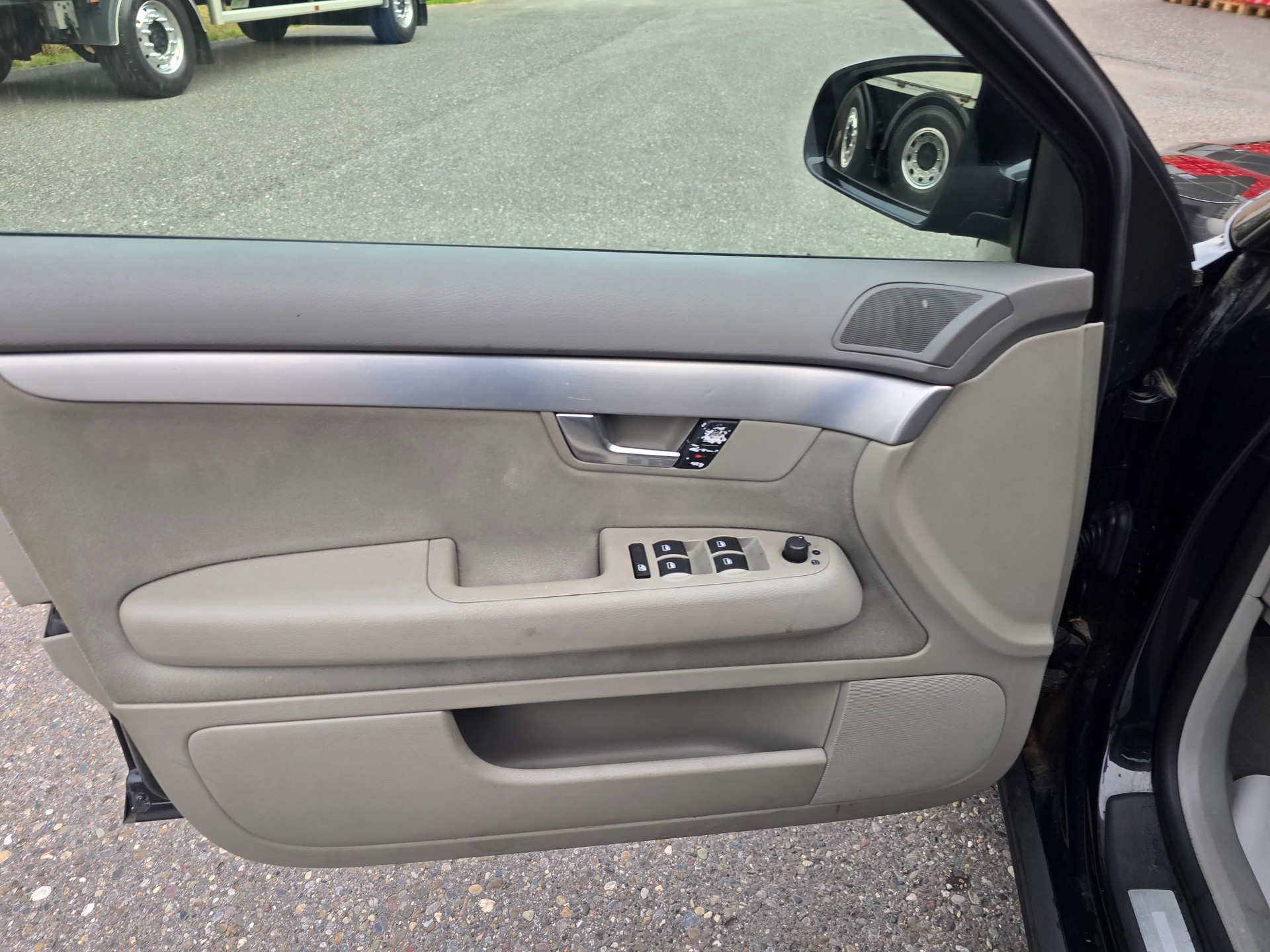 AUDI A4 Avant 2.0 TDI-image-12