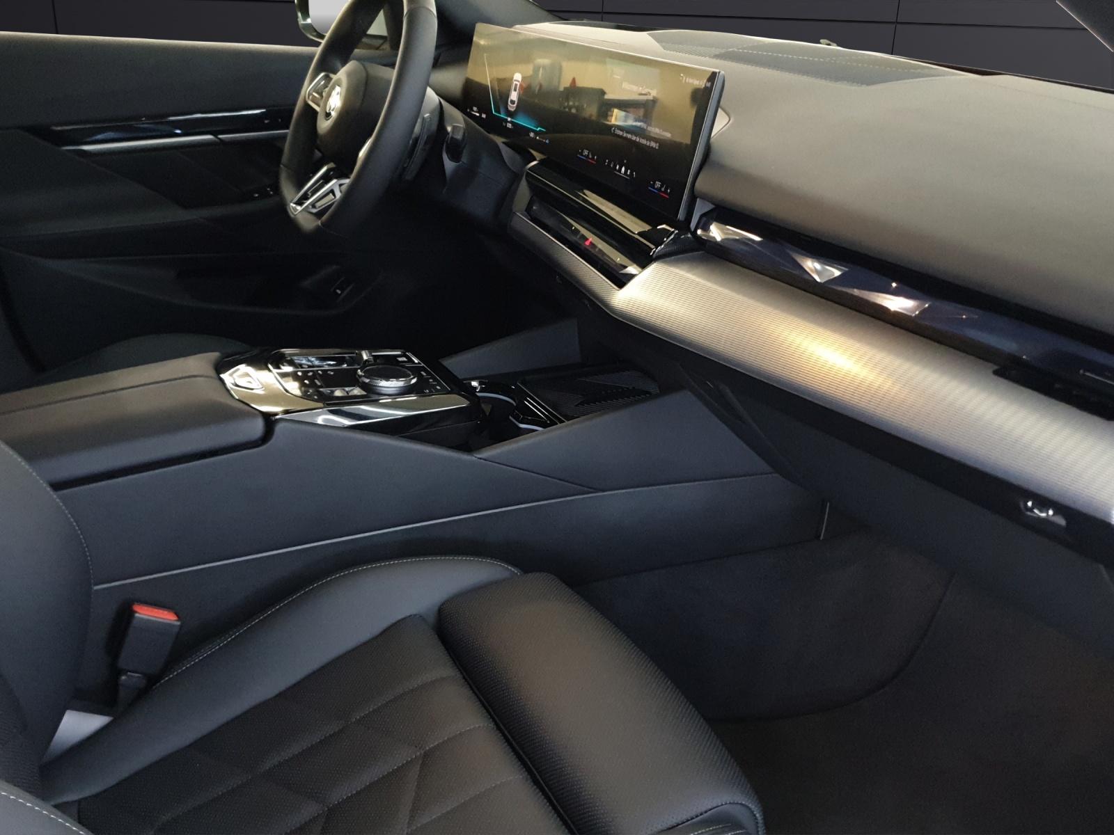 BMW 520d xDrive Touring-image-14