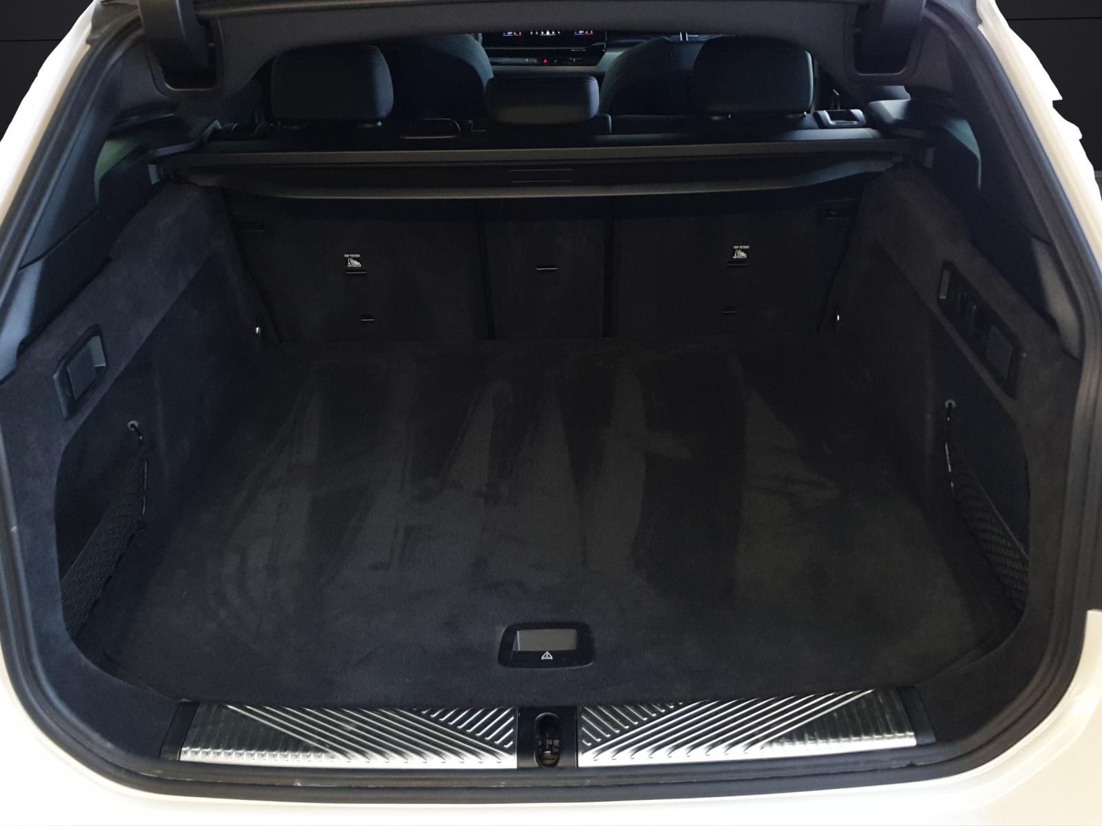 BMW 520d xDrive Touring-image-12