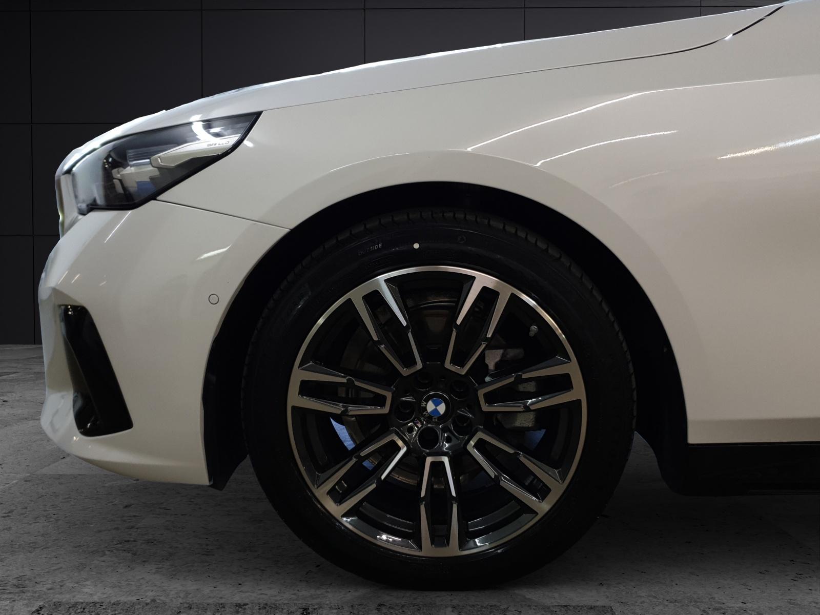 BMW 520d xDrive Touring-image-8