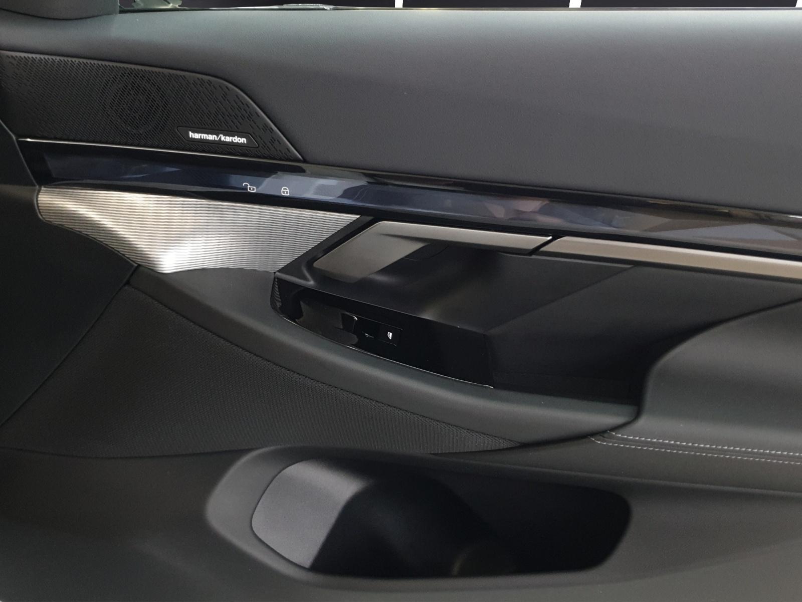 BMW 520d xDrive Touring-image-15