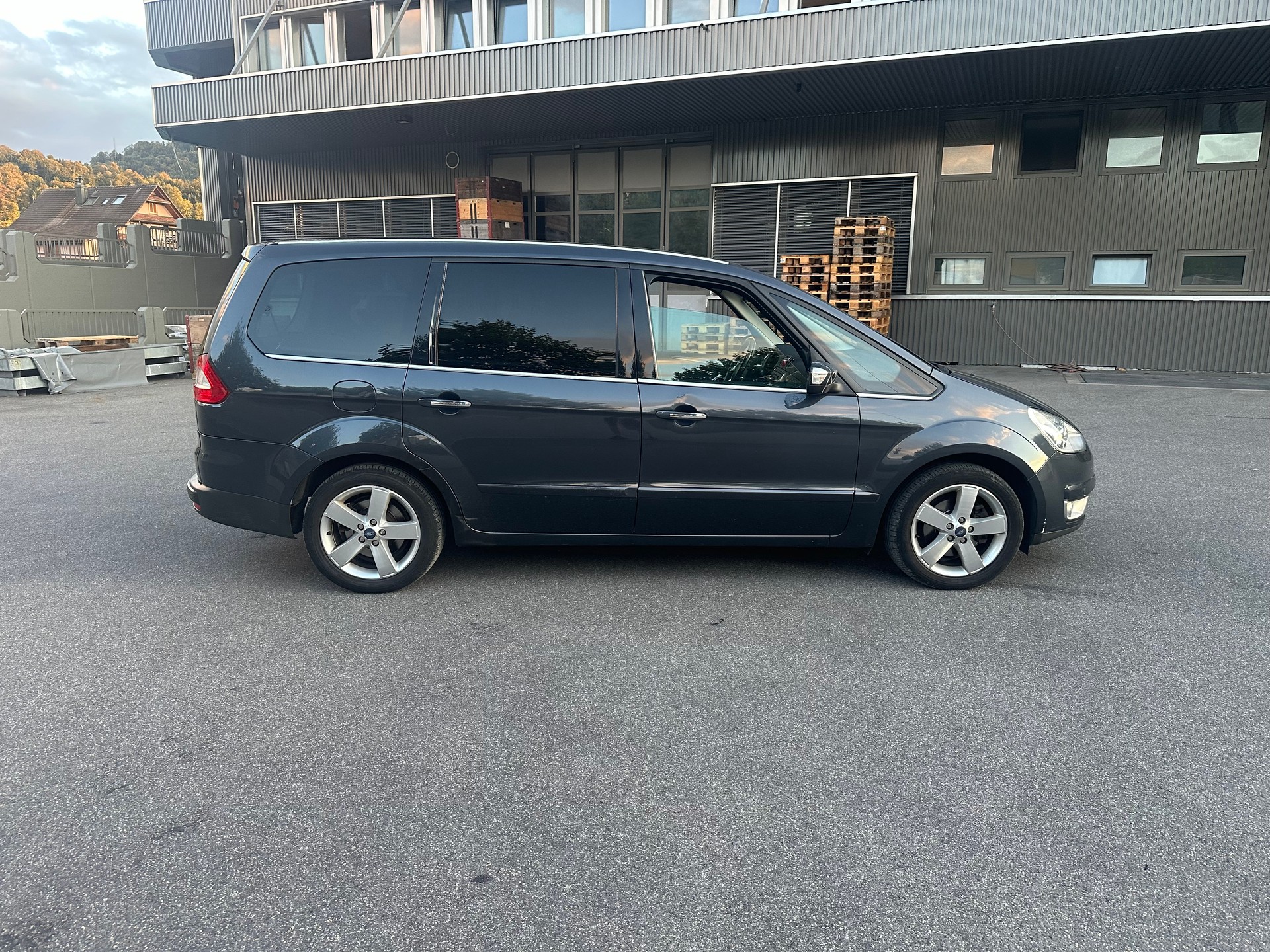 FORD Galaxy 2.0i Ghia-image-4
