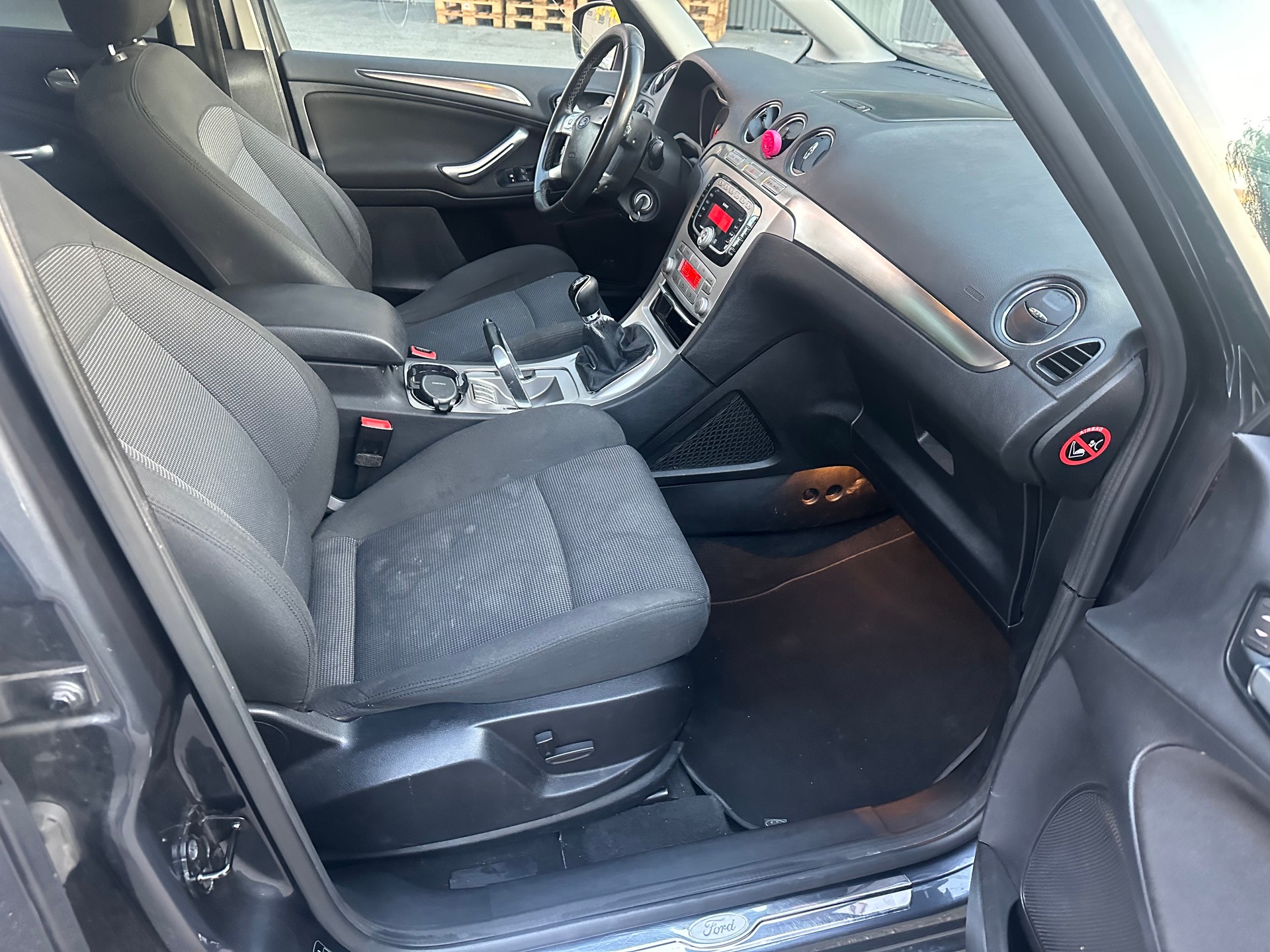 FORD Galaxy 2.0i Ghia-image-8