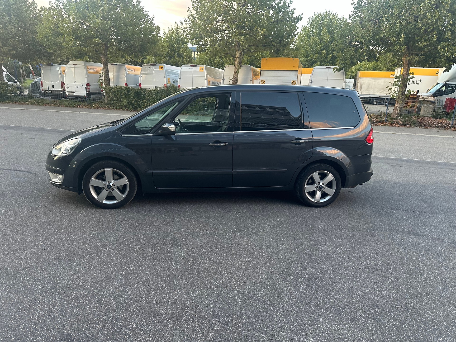 FORD Galaxy 2.0i Ghia-image-1