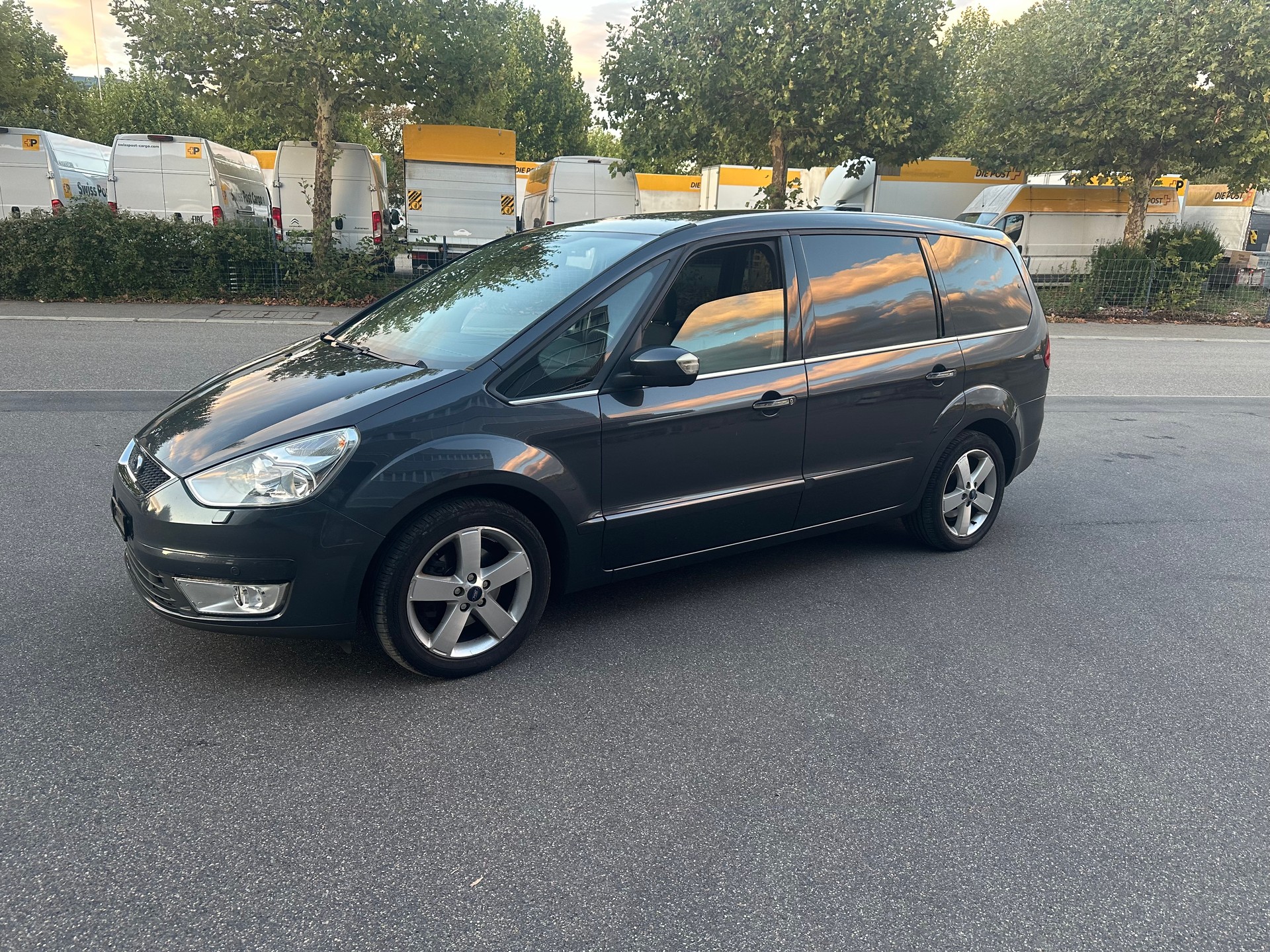FORD Galaxy 2.0i Ghia-image-0