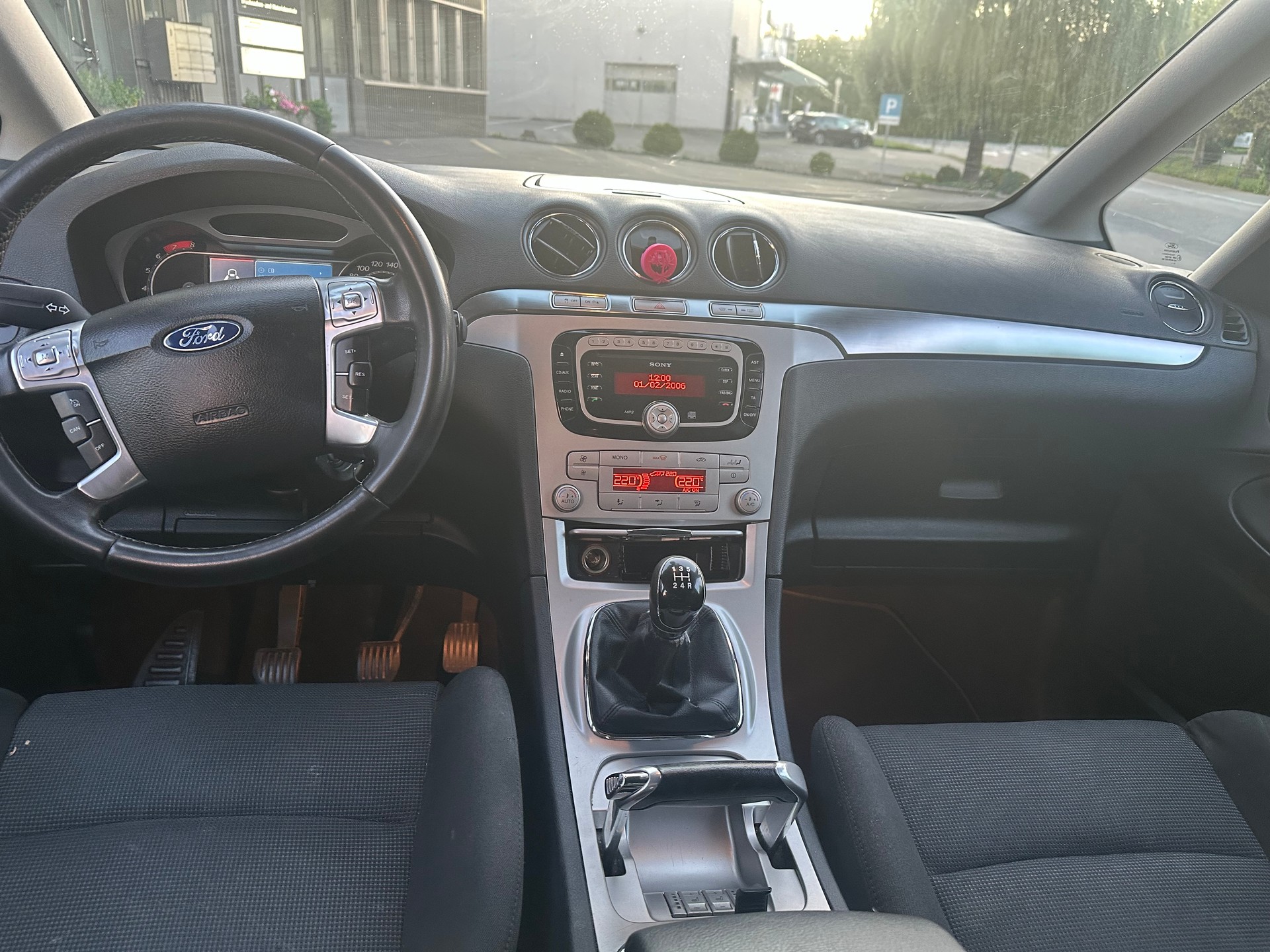 FORD Galaxy 2.0i Ghia-image-13