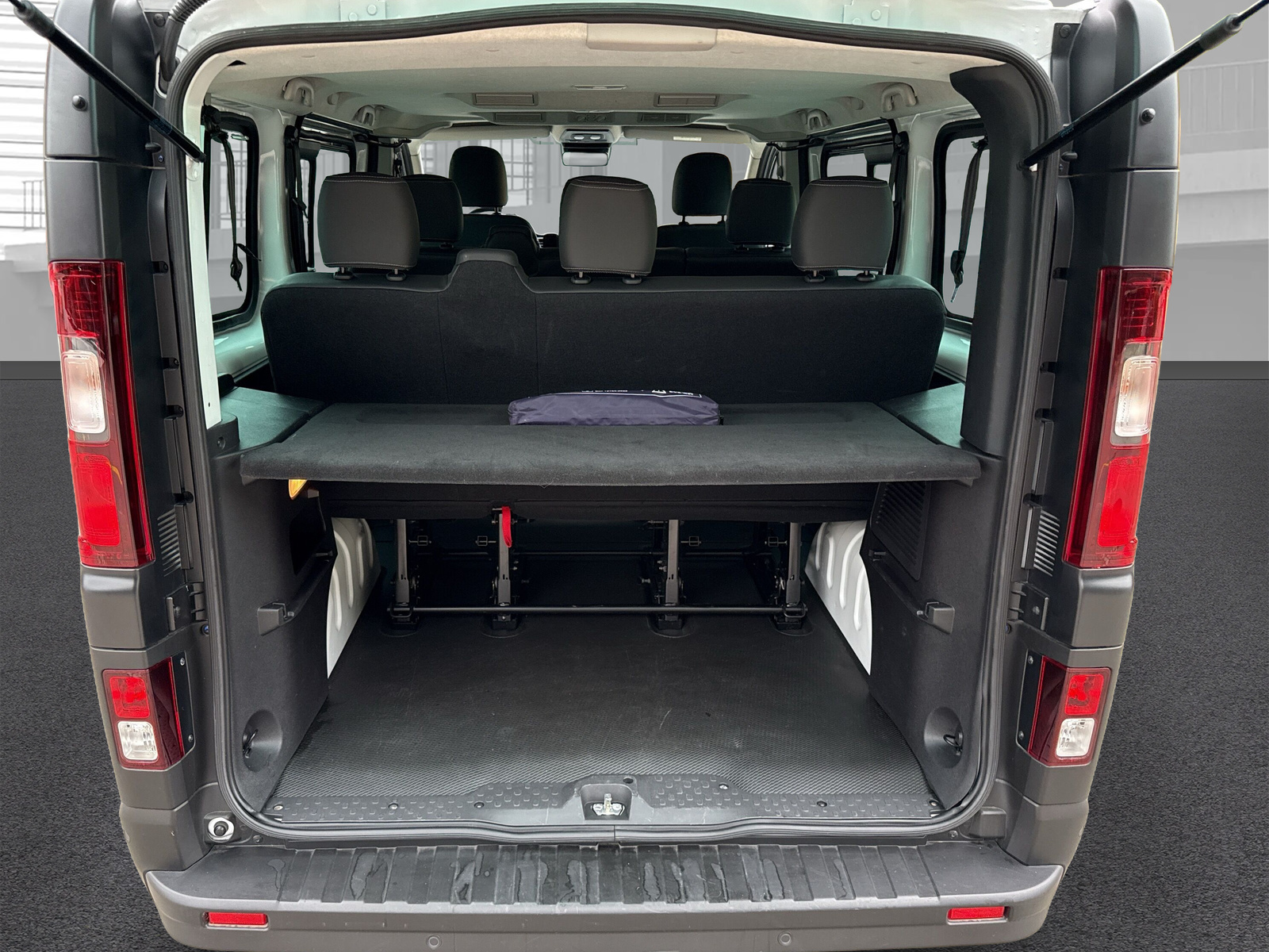 NISSAN Primastar dCi 170 3.0 L2H1 9 Pl. Tekna DCT-image-14
