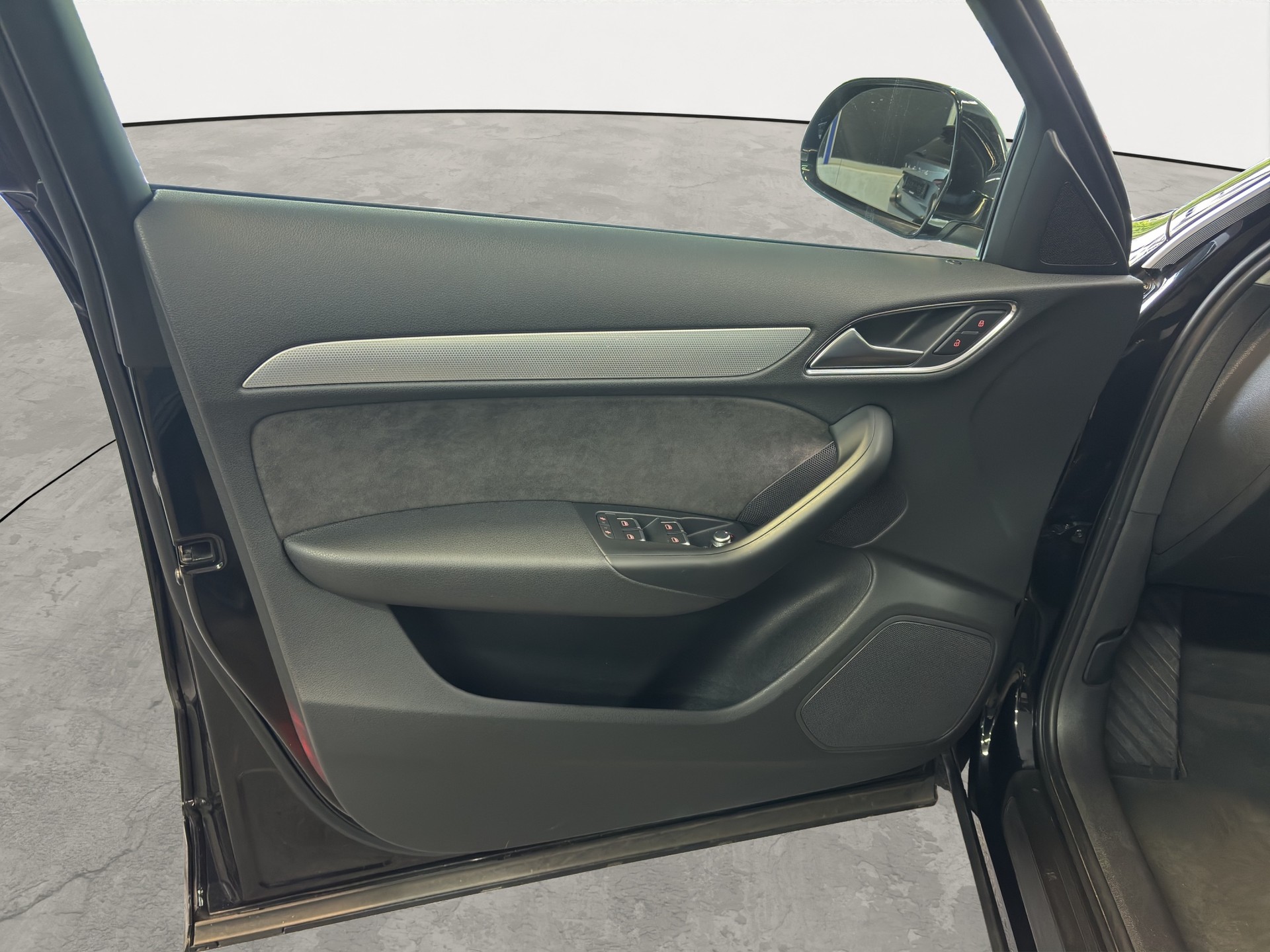 AUDI Q3 2.0 TFSI sport quattro S-tronic-image-11