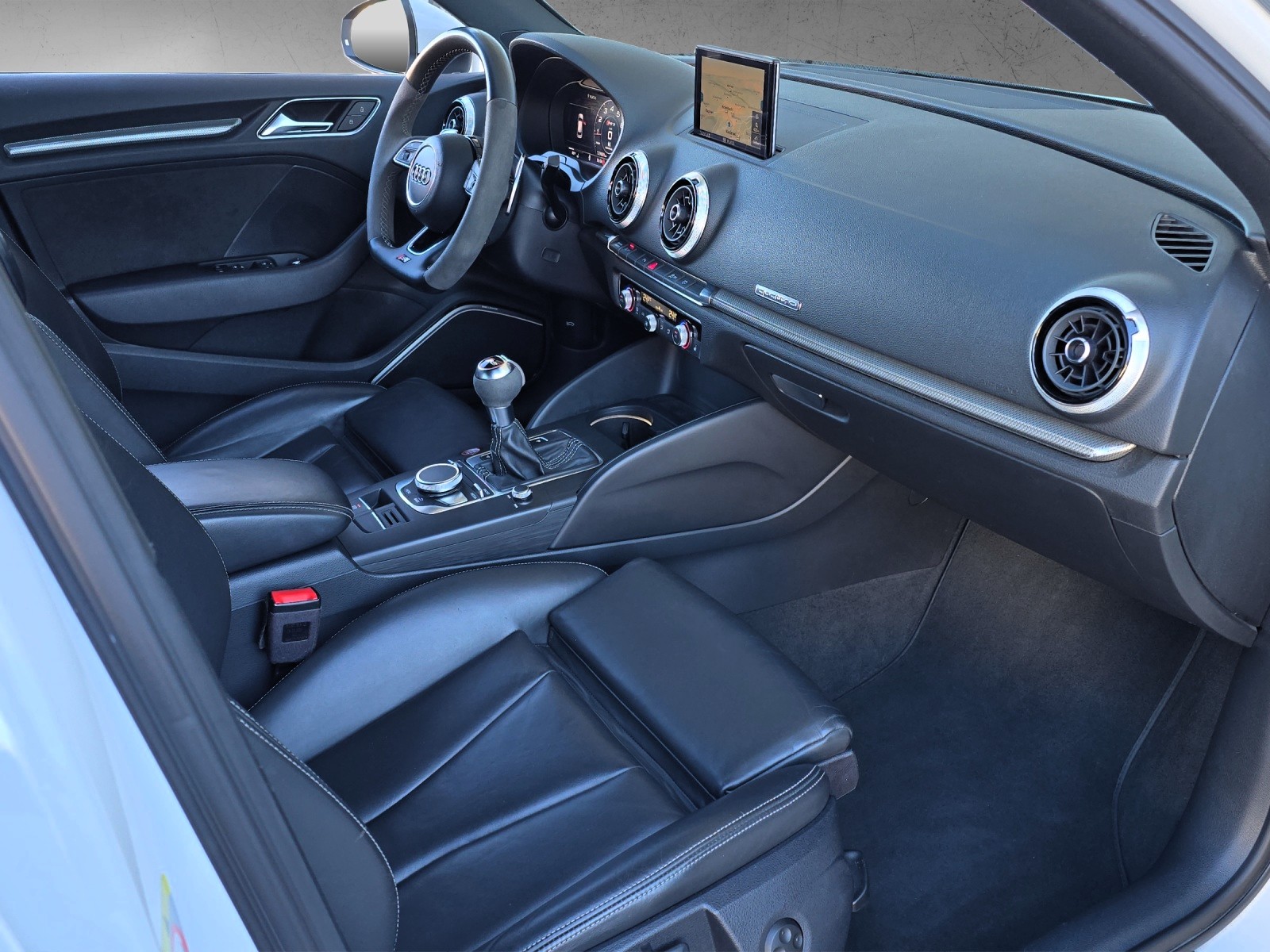 AUDI RS3 Sportback 2.5 TSI quattro S-tronic 400 PS Bang & Olufsen-image-10