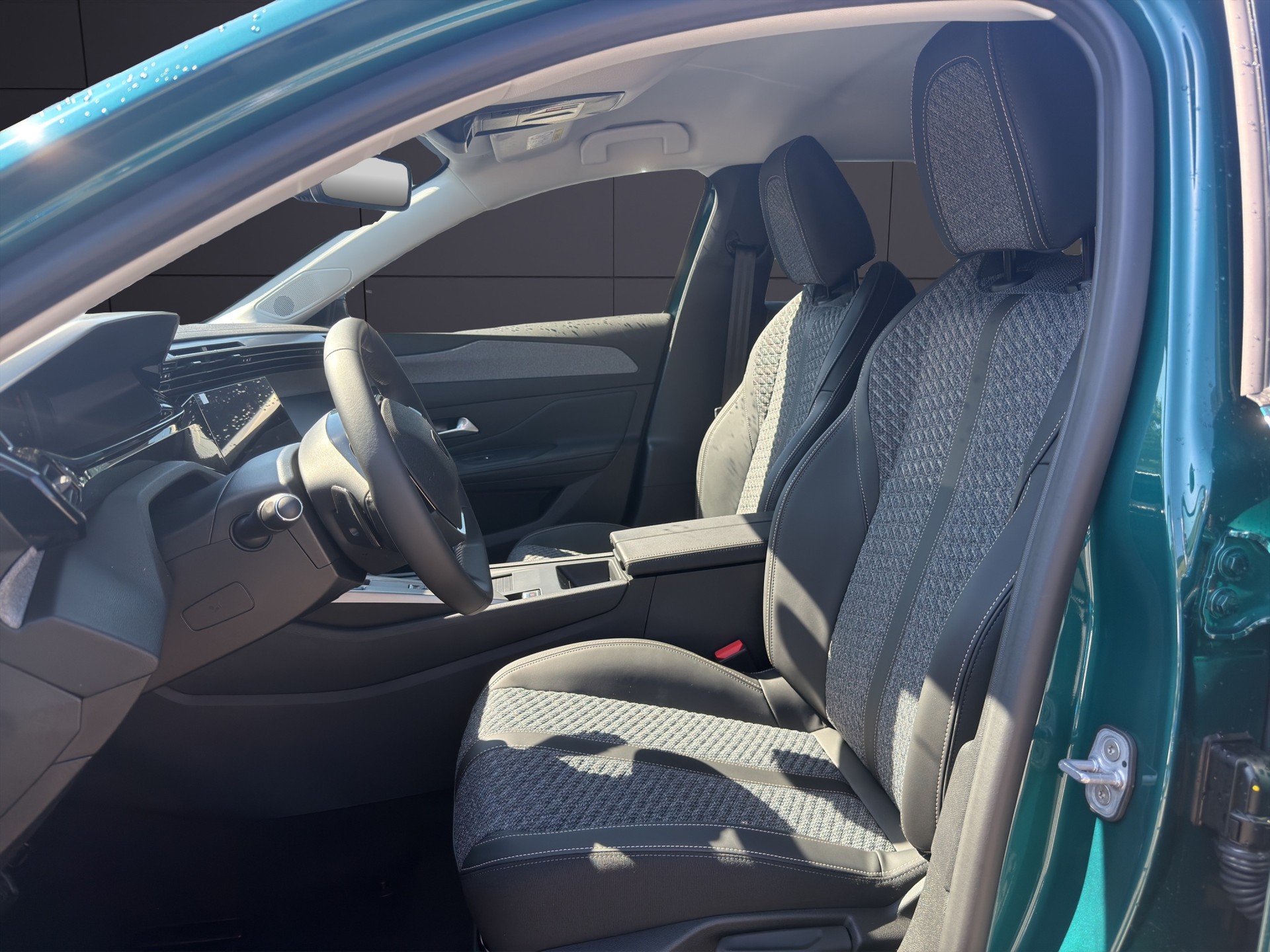 PEUGEOT 308 1.2 MHEV Allure-image-5